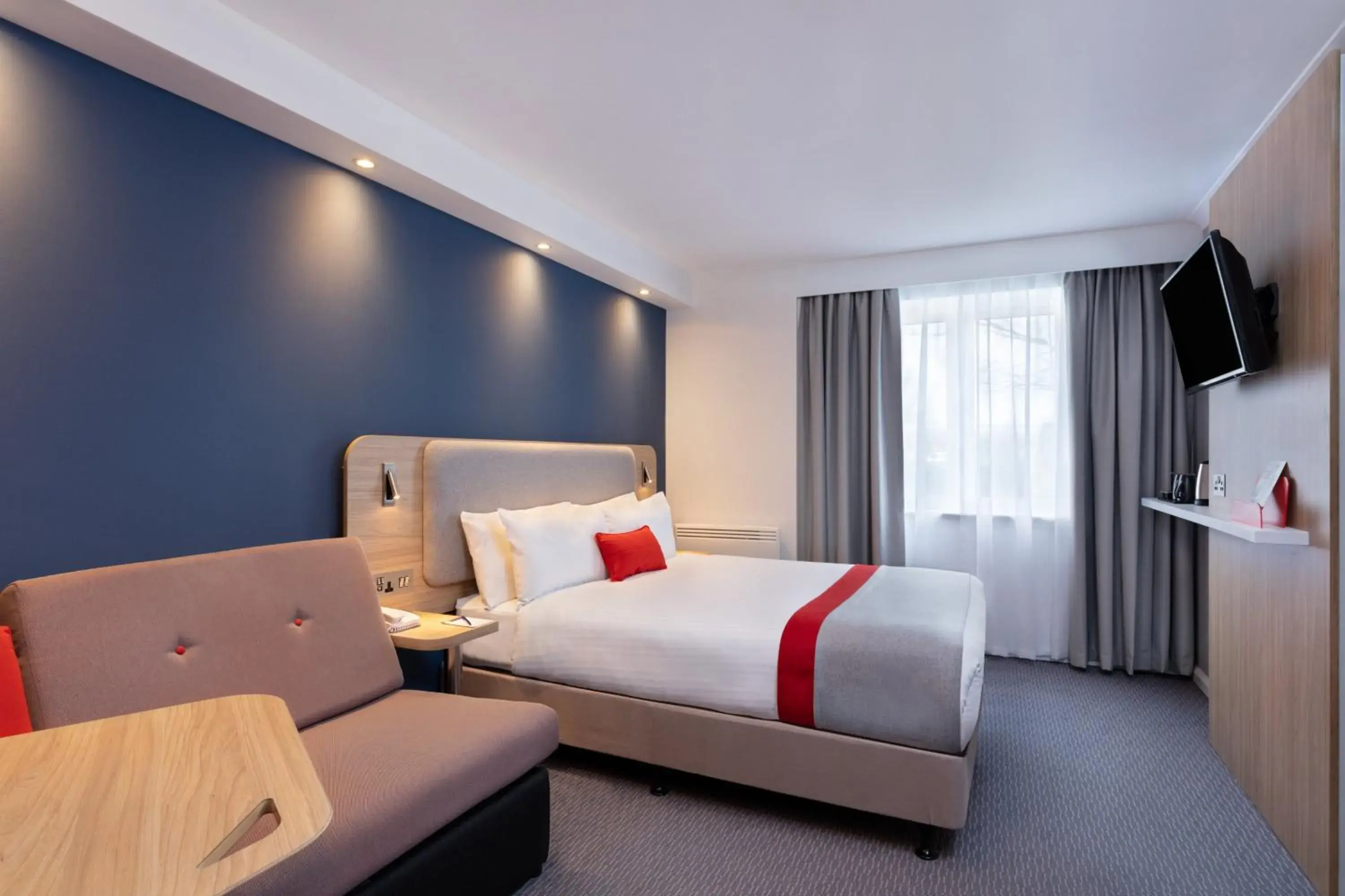 Photo of the whole room, Bed in Holiday Inn Express Strathclyde Park M74, Jct 5 by IHG Photo of the whole room, Bed in Holiday Inn Express Strathclyde Park M74, Jct 5 by IHG