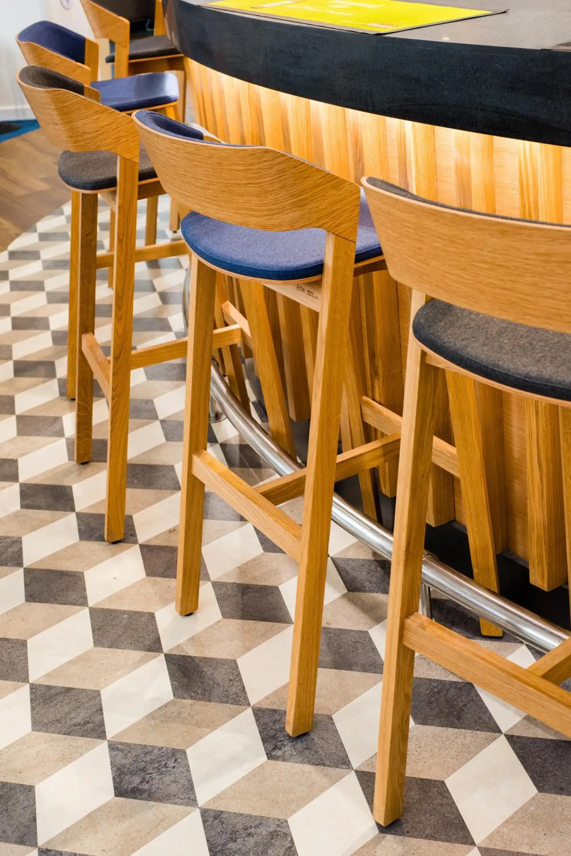 Lounge or bar in Holiday Inn Express Strathclyde Park M74, Jct 5 by IHG Lounge or bar in Holiday Inn Express Strathclyde Park M74, Jct 5 by IHG