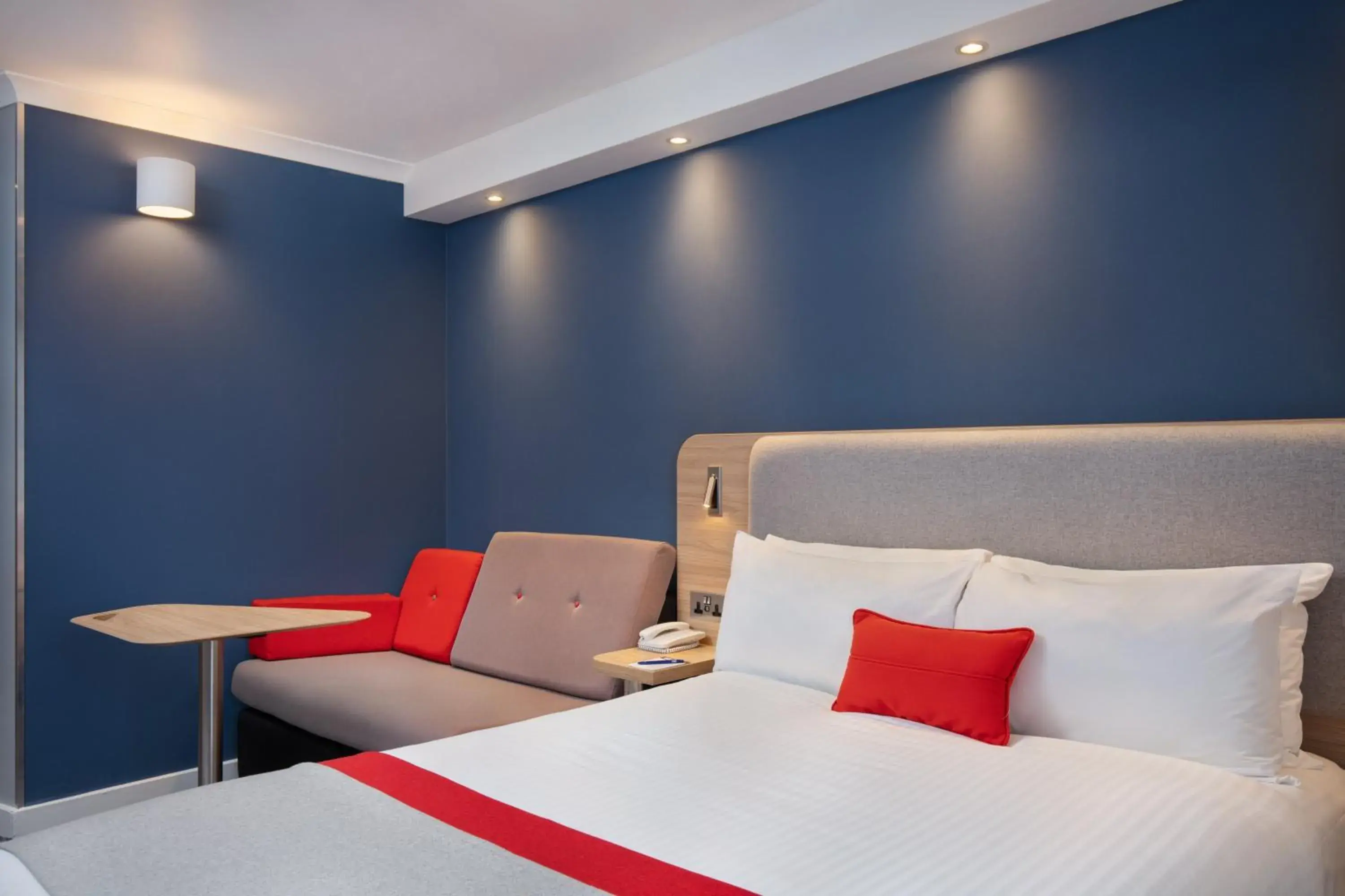 Photo of the whole room, Bed in Holiday Inn Express Strathclyde Park M74, Jct 5 by IHG Photo of the whole room, Bed in Holiday Inn Express Strathclyde Park M74, Jct 5 by IHG