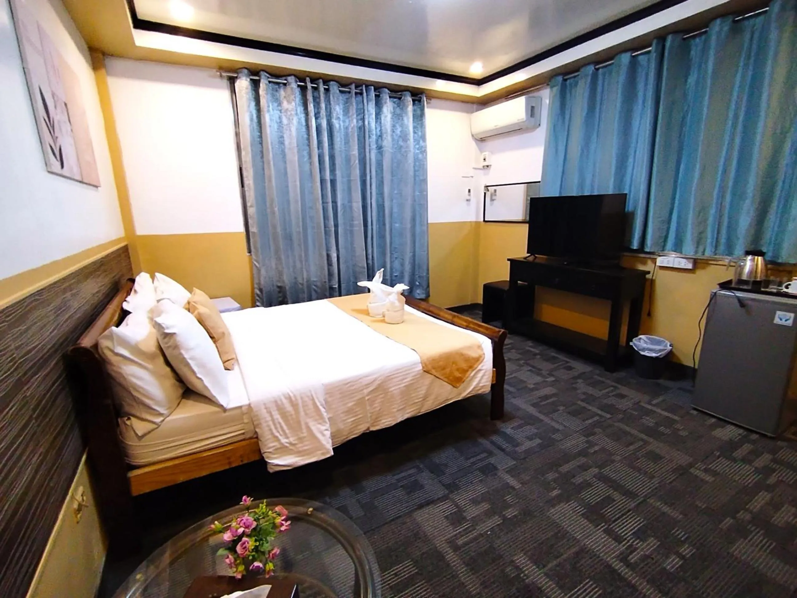 Bed in Amax Inn Makati