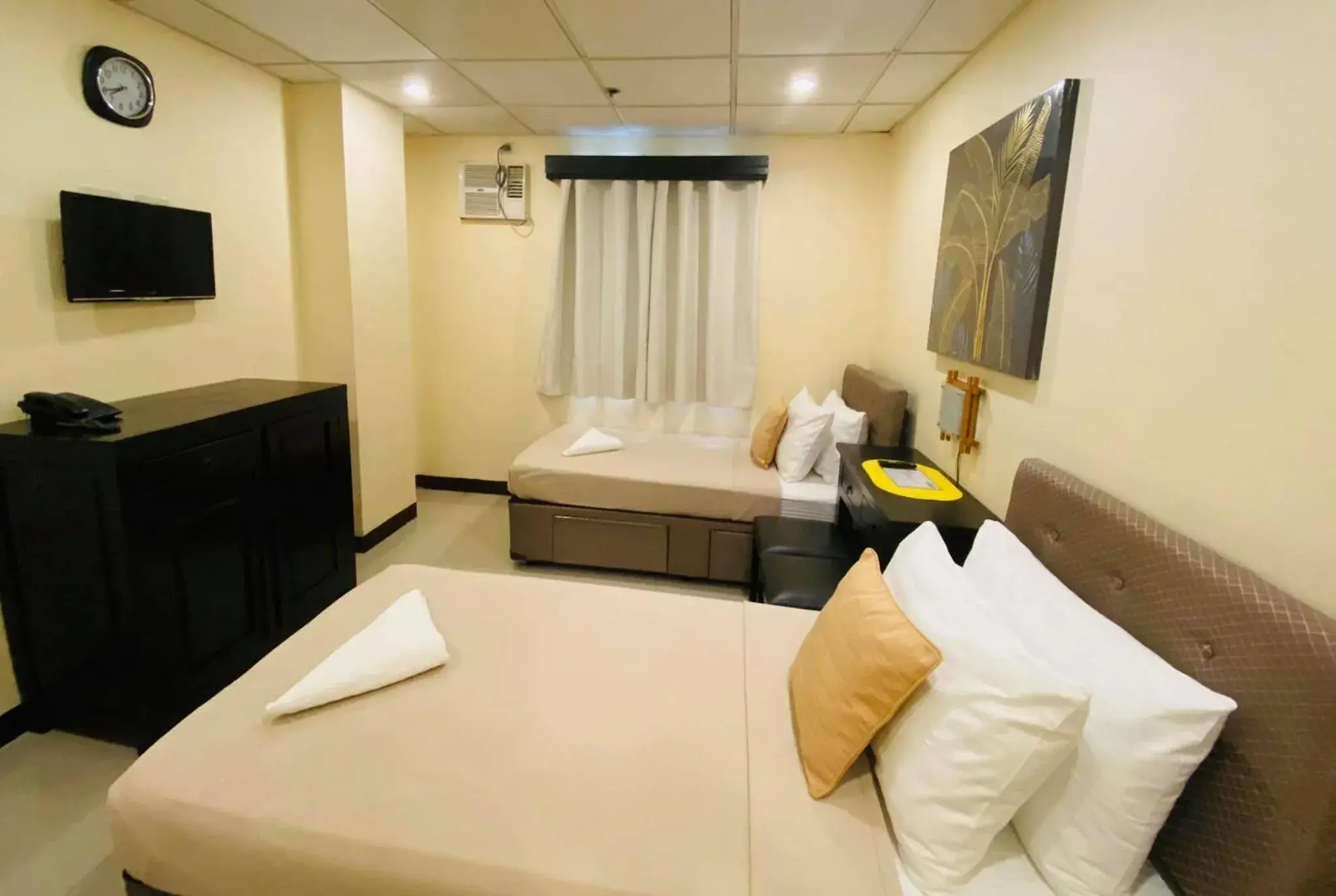 Bed in Amax Inn Makati Bed in Amax Inn Makati