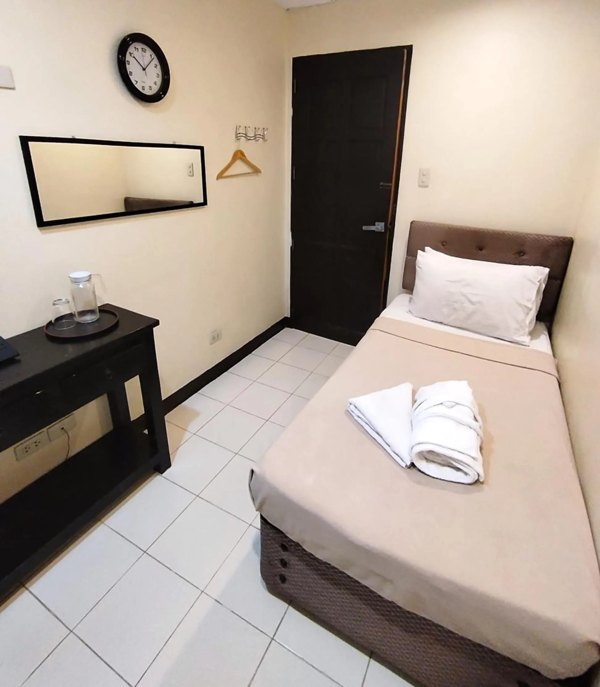 Bed in Amax Inn Makati