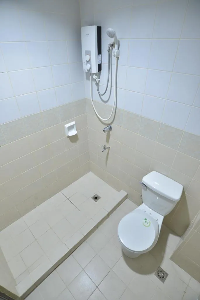 Toilet in Amax Inn Makati