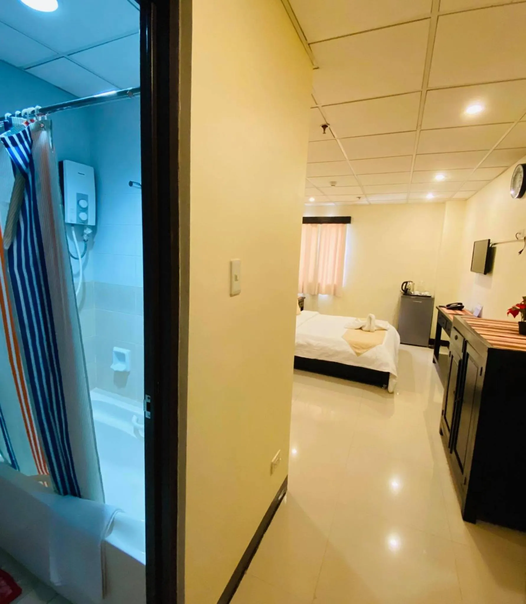 Bed in Amax Inn Makati