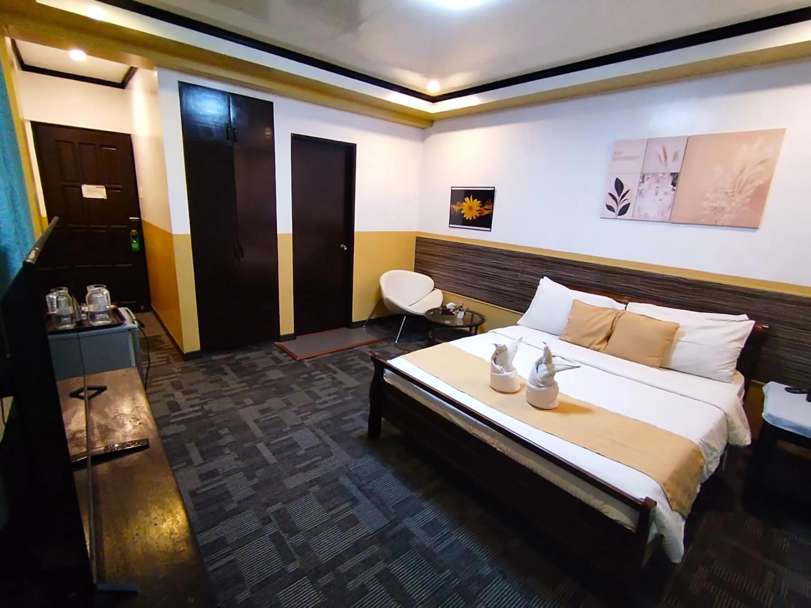Bed in Amax Inn Makati