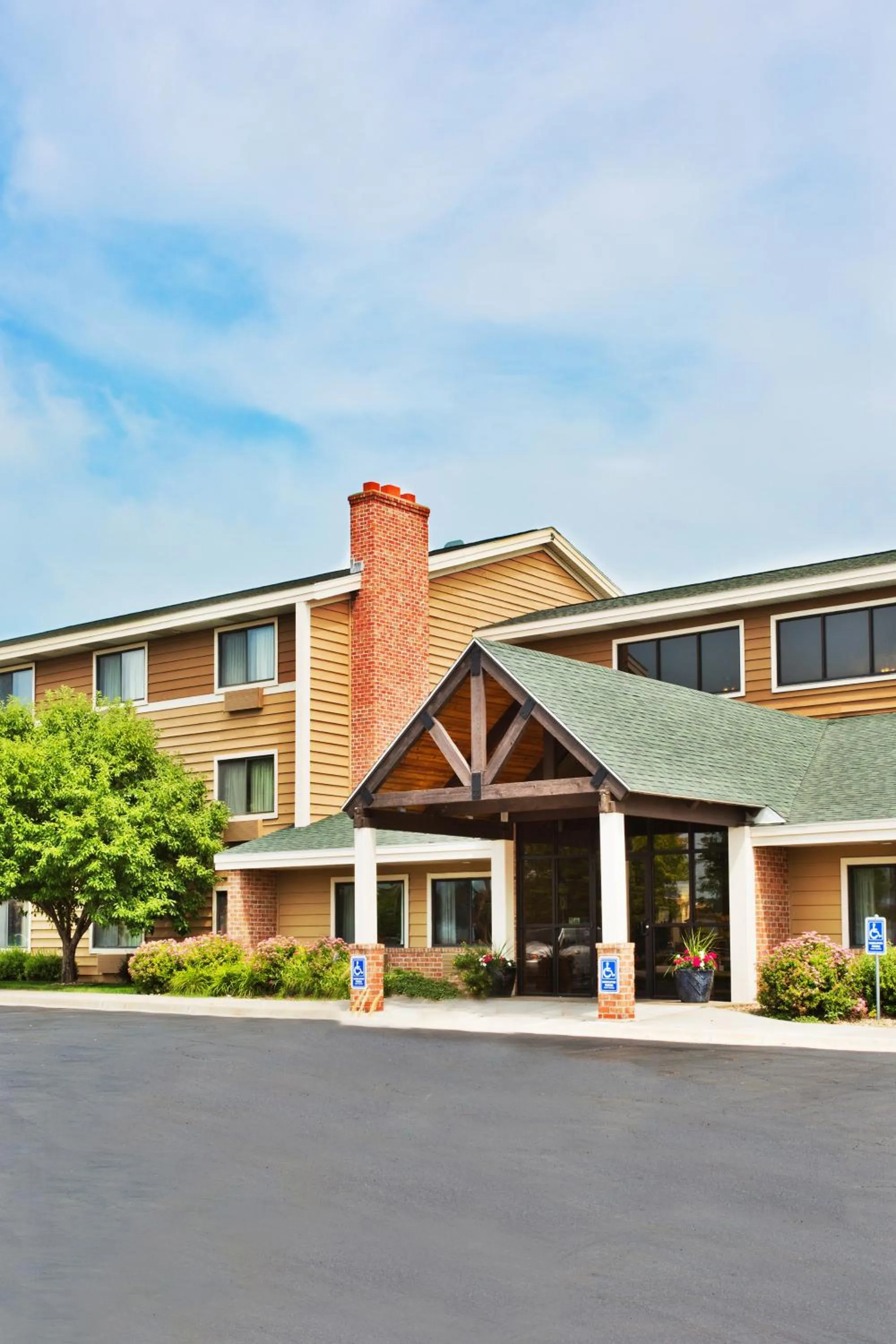 Facade/entrance in AmericInn by Wyndham Kearney