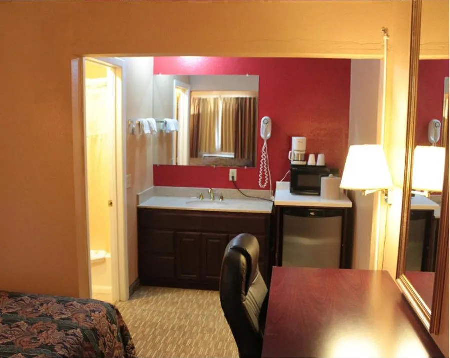 Kitchen/Kitchenette in Valustay Inn Shakopee