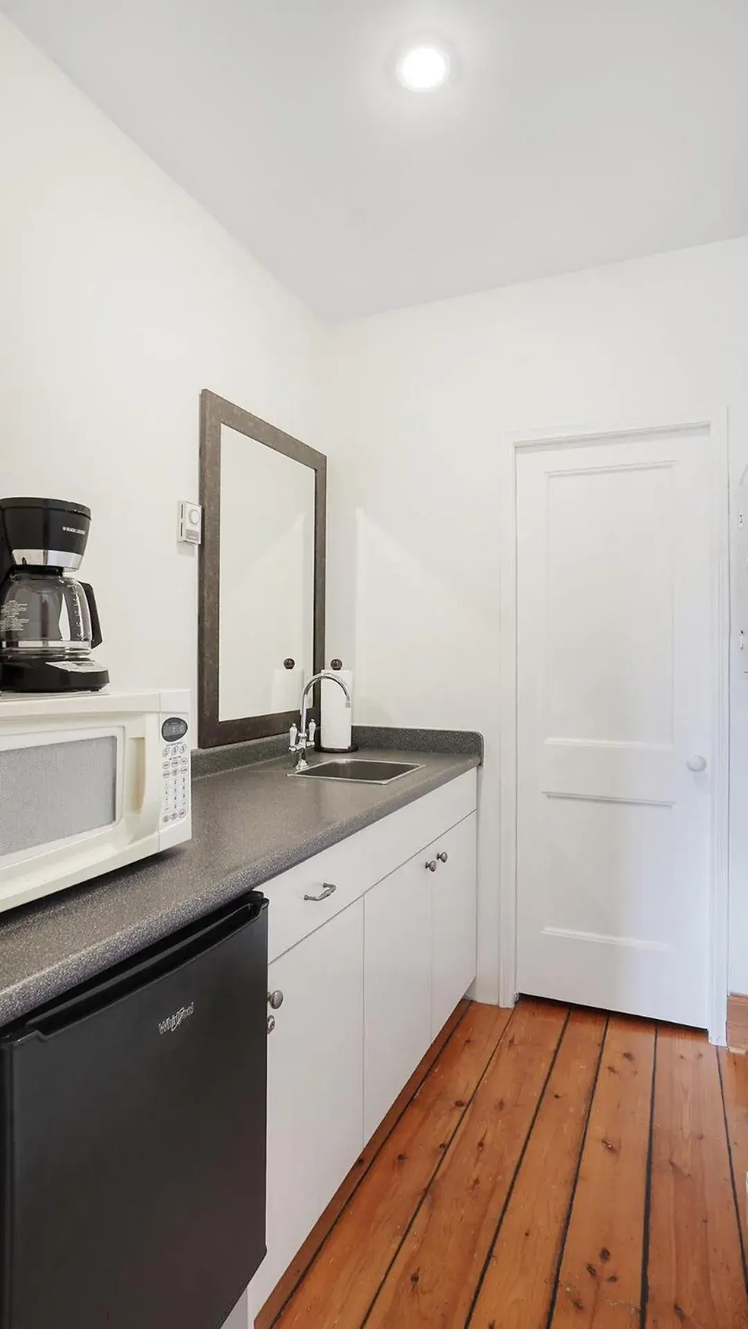 Queen Room with Sea View - Top Floor in Sail Inn Lunenburg Queen Room with Sea View - Top Floor in Sail Inn Lunenburg