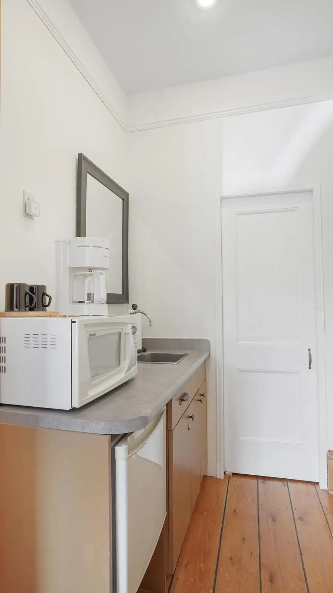 Queen Room with Sea View - Main Floor in Sail Inn Lunenburg Queen Room with Sea View - Main Floor in Sail Inn Lunenburg