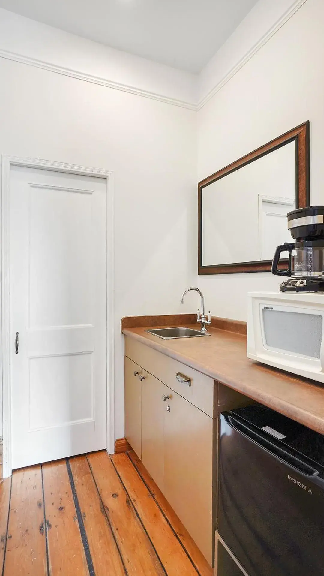 Superior Queen Room with Sea View - Main Floor in Sail Inn Lunenburg Superior Queen Room with Sea View - Main Floor in Sail Inn Lunenburg