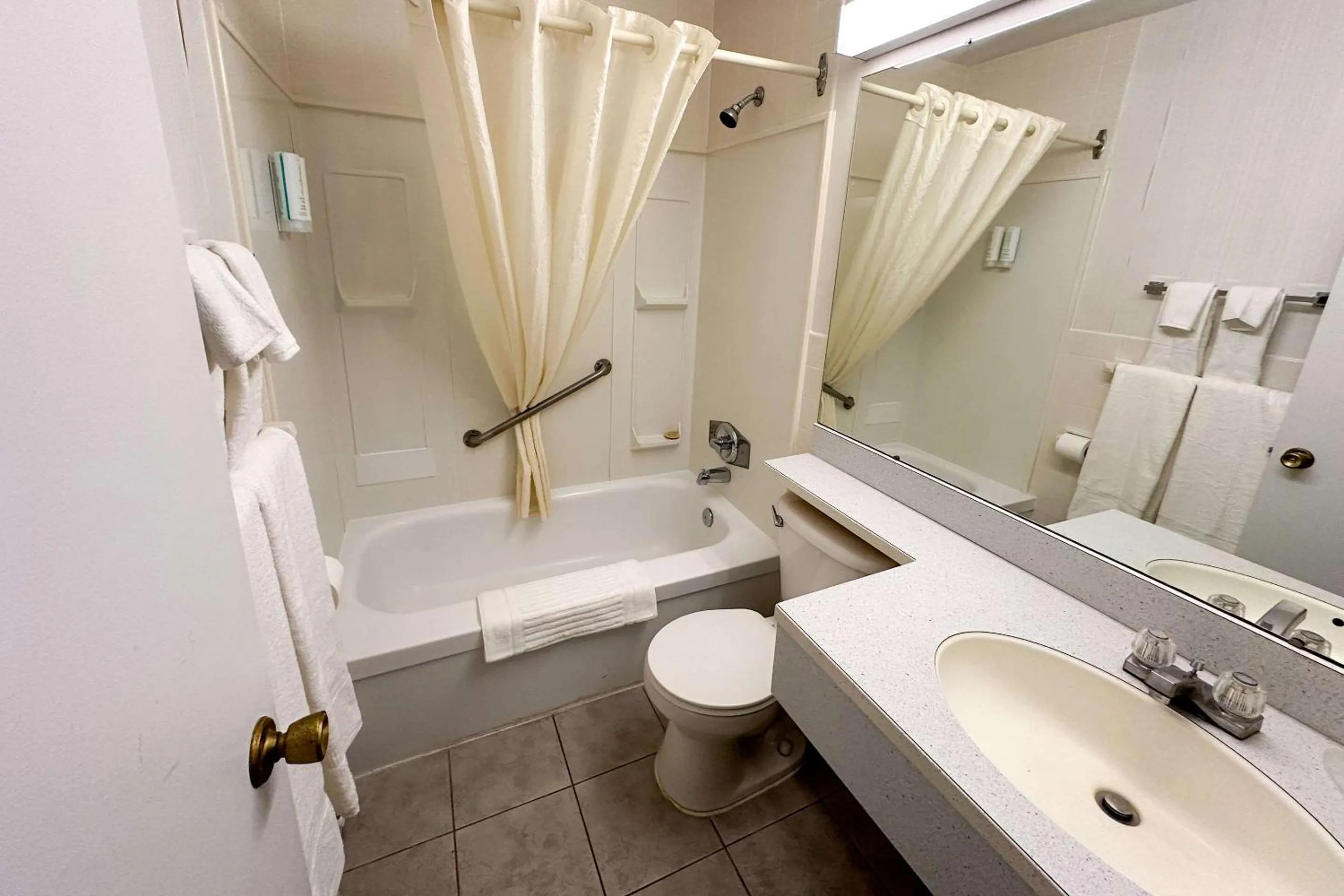 Bedroom, Bathroom in Canadas Best Value Inn & Suites Woodstock