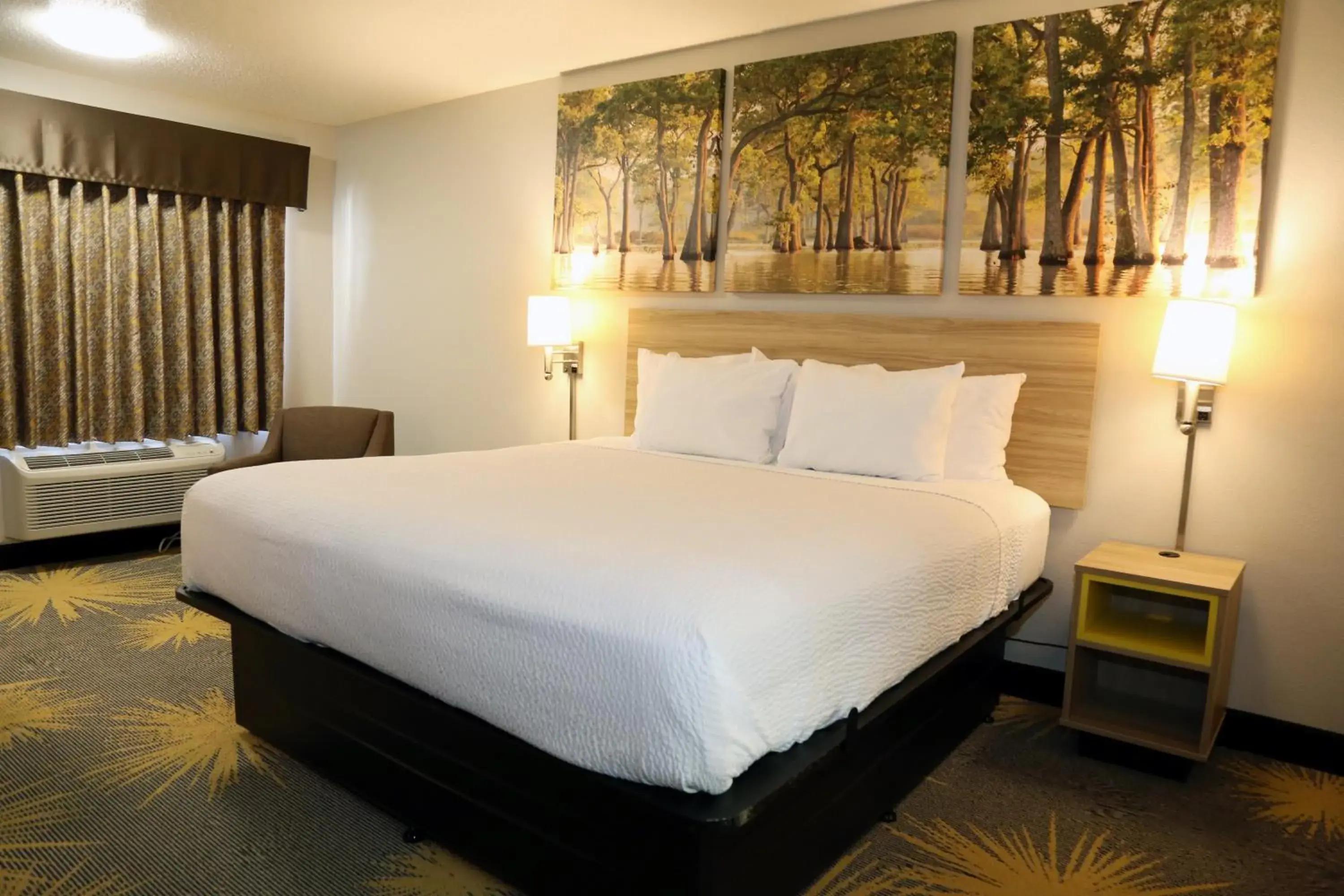 Bed in Days Inn by Wyndham Monroe, Louisiana Bed in Days Inn by Wyndham Monroe, Louisiana