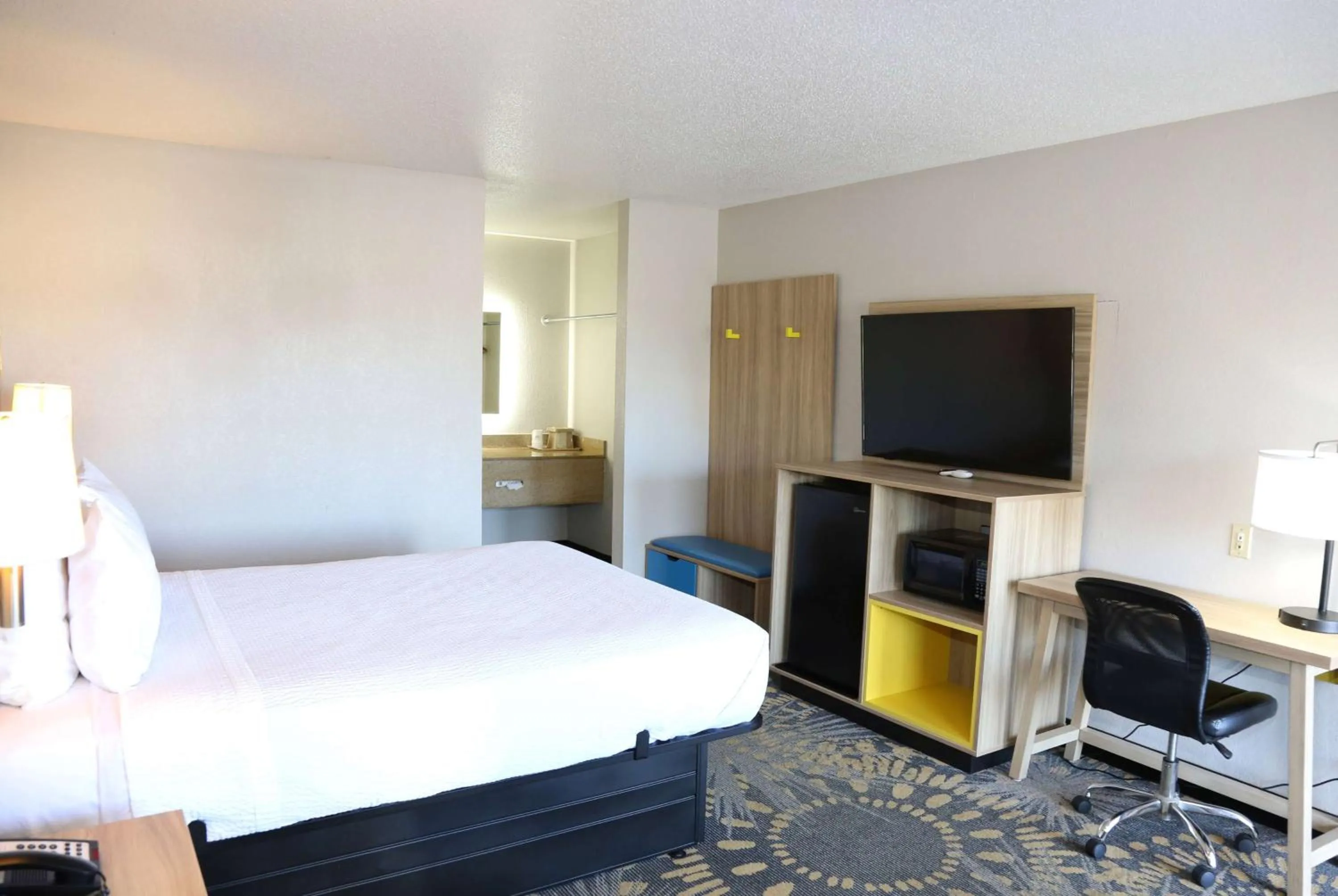 Photo of the whole room, Bed in Days Inn by Wyndham Monroe, Louisiana