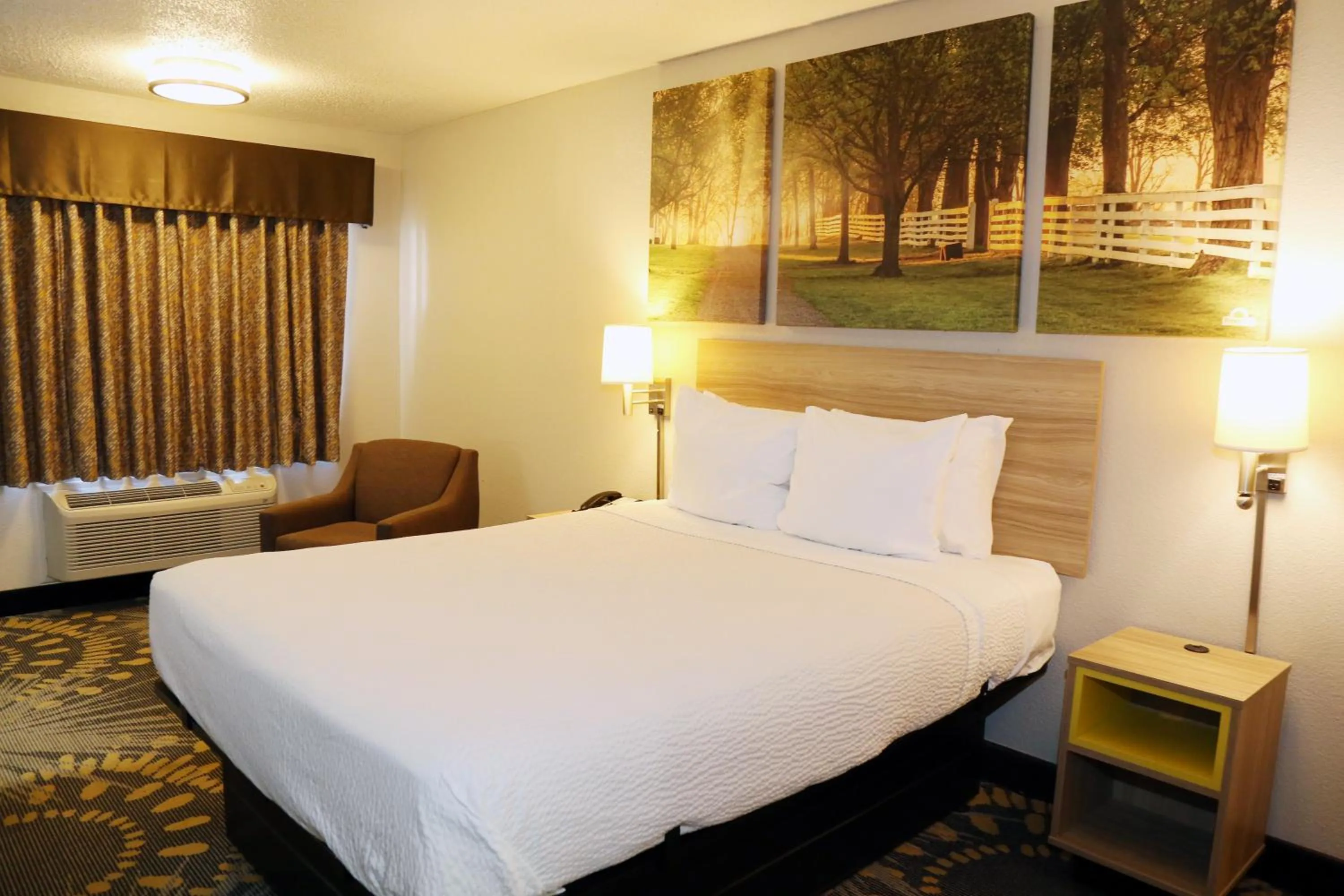 Bed in Days Inn by Wyndham Monroe, Louisiana