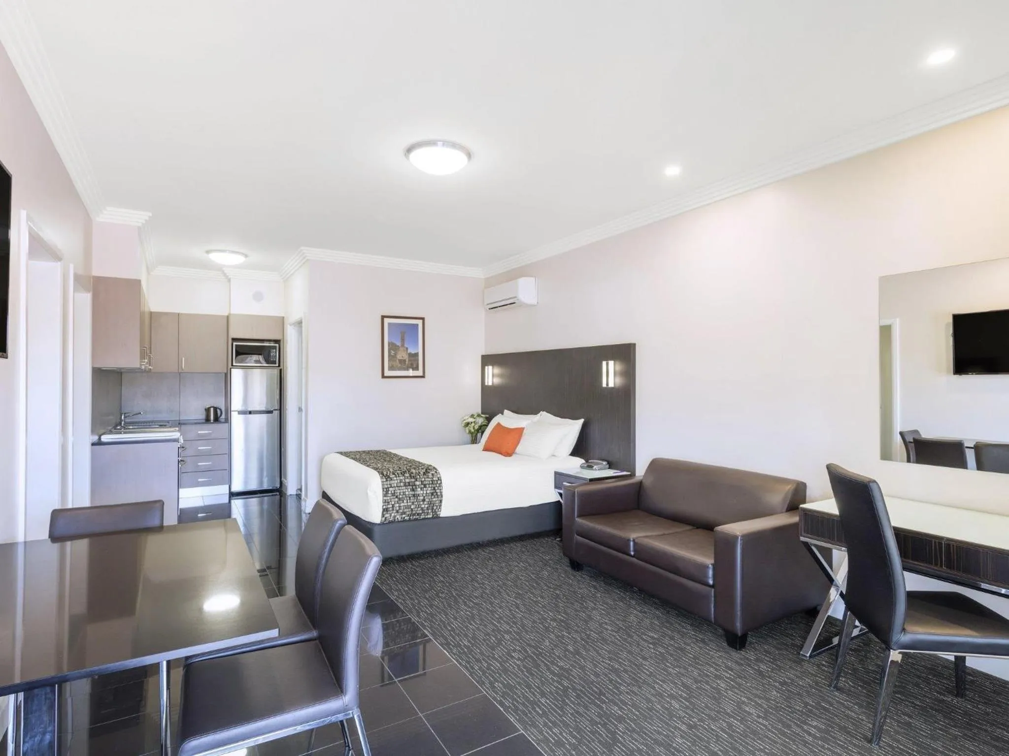 Bedroom, Bed in Mercure Goulburn