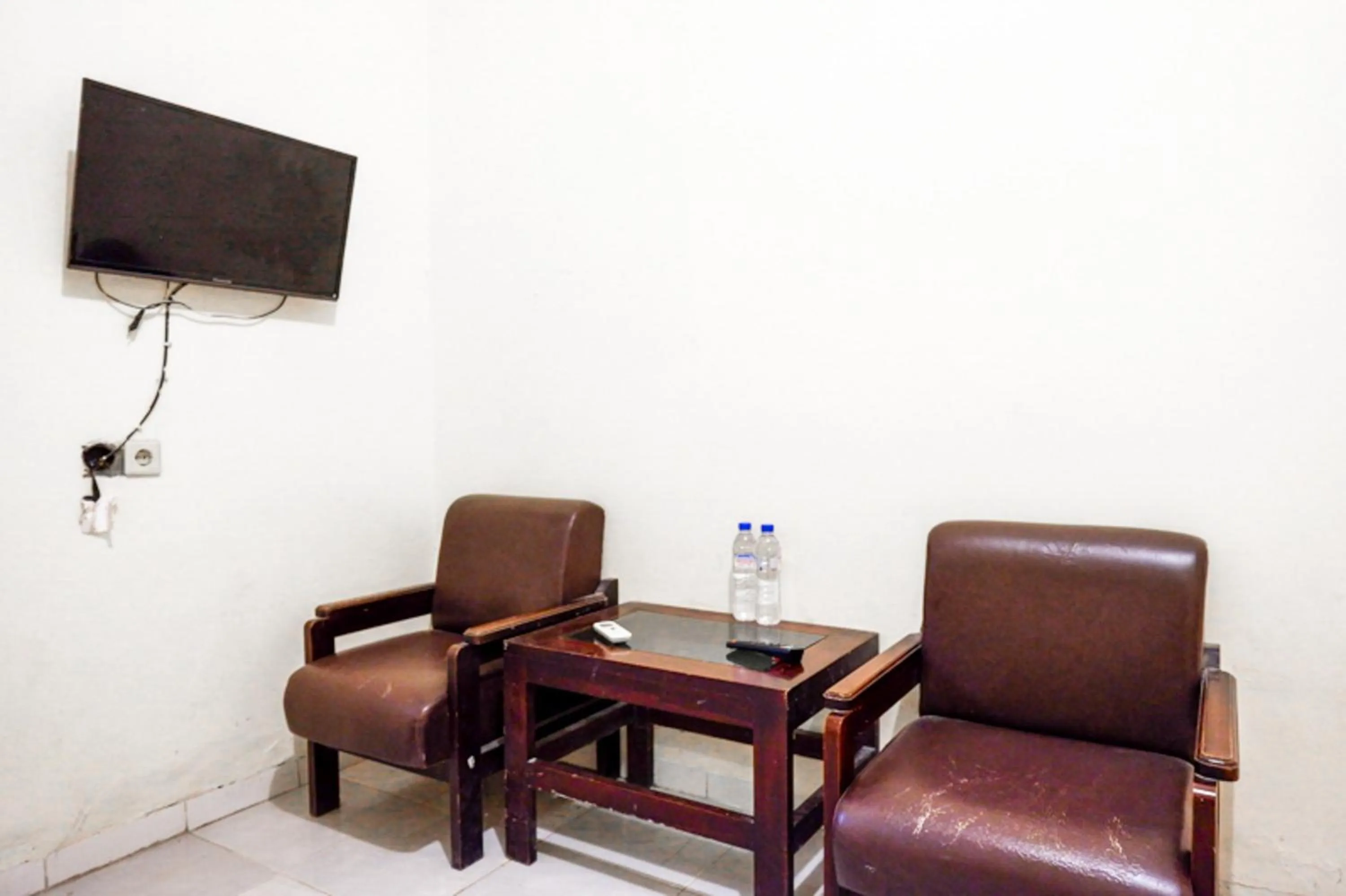 Seating area in RedDoorz @ Hotel Citra Indah