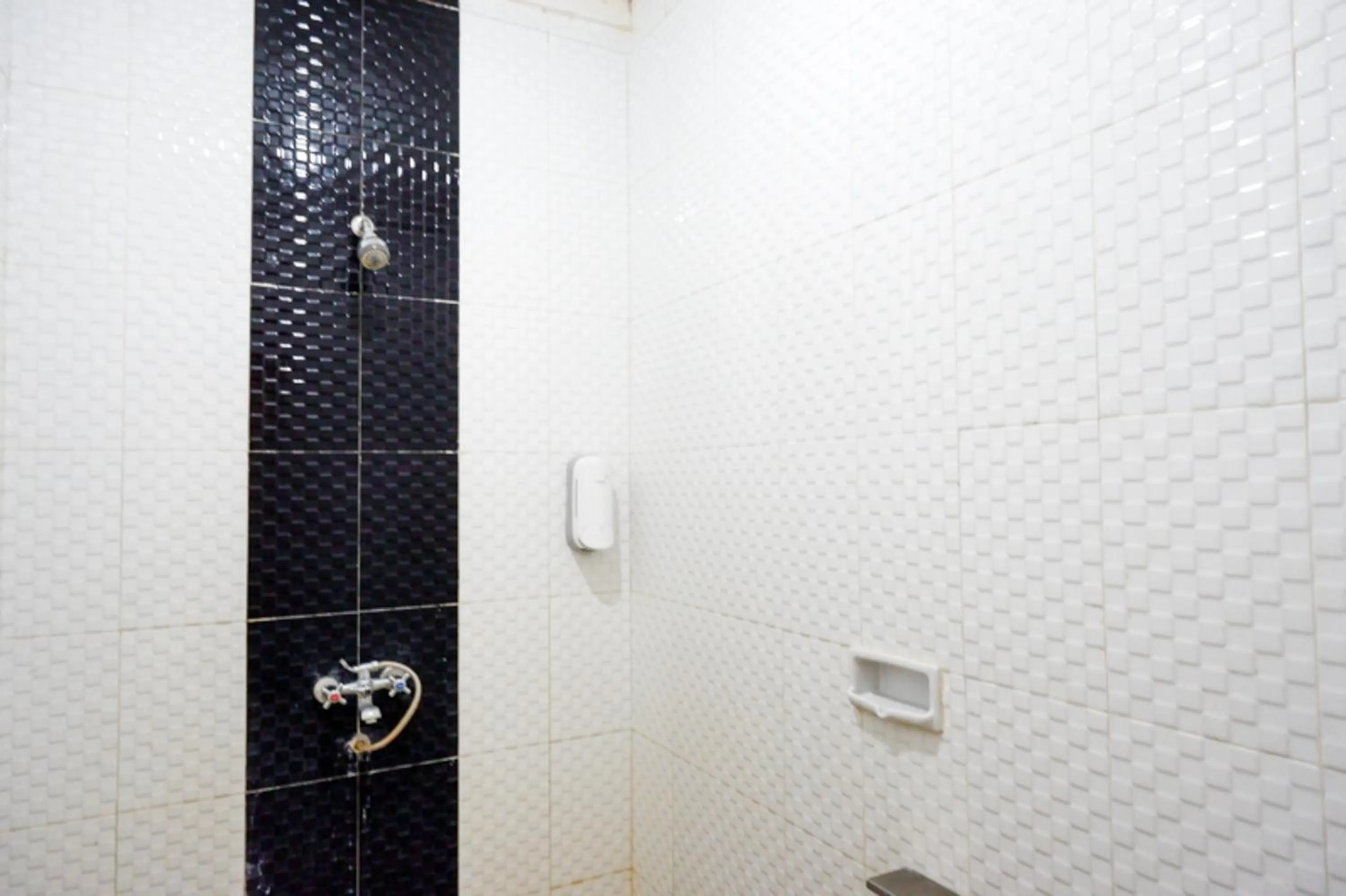 Bathroom in RedDoorz @ Hotel Citra Indah