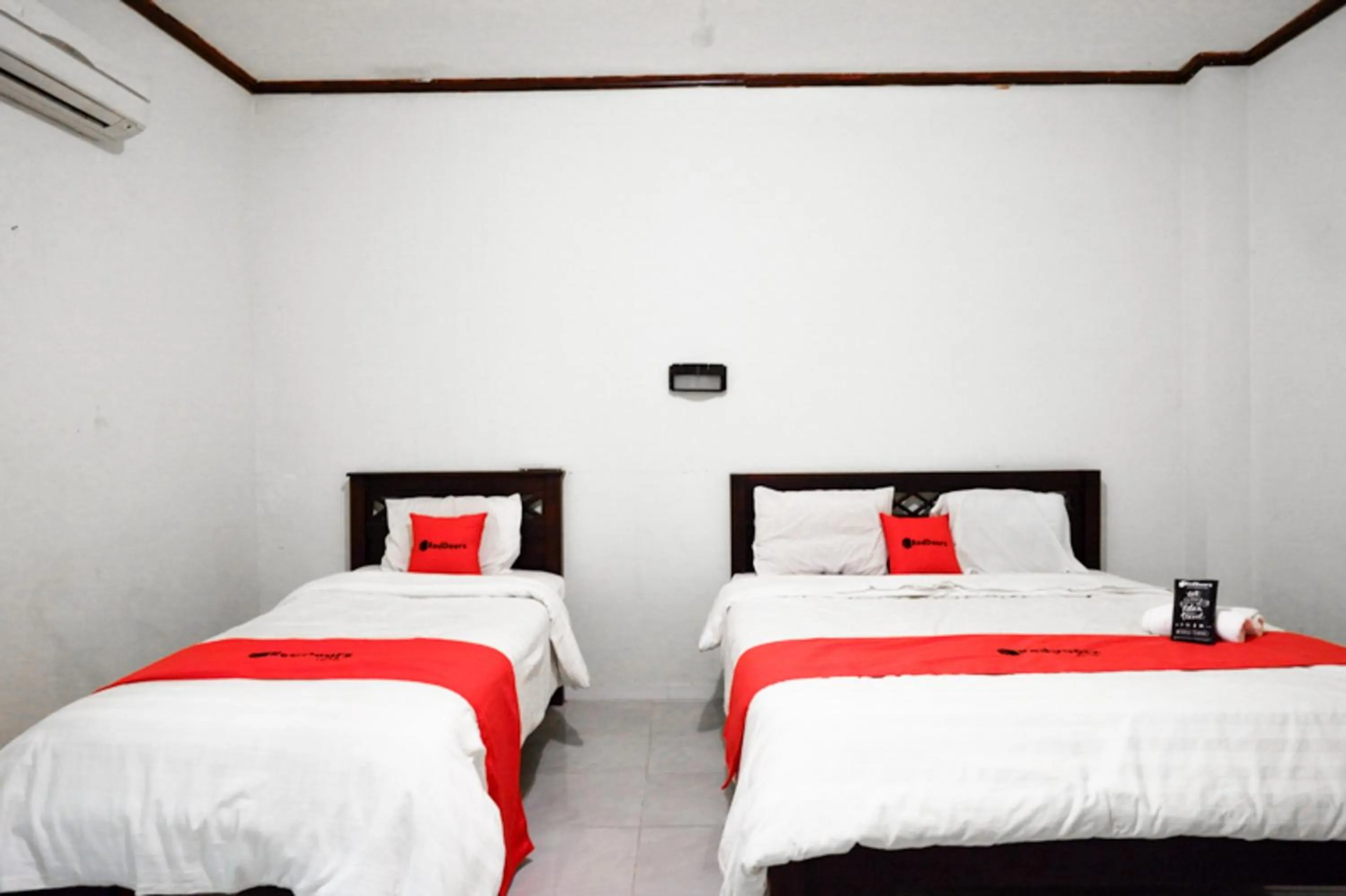Bedroom, Bed in RedDoorz @ Hotel Citra Indah
