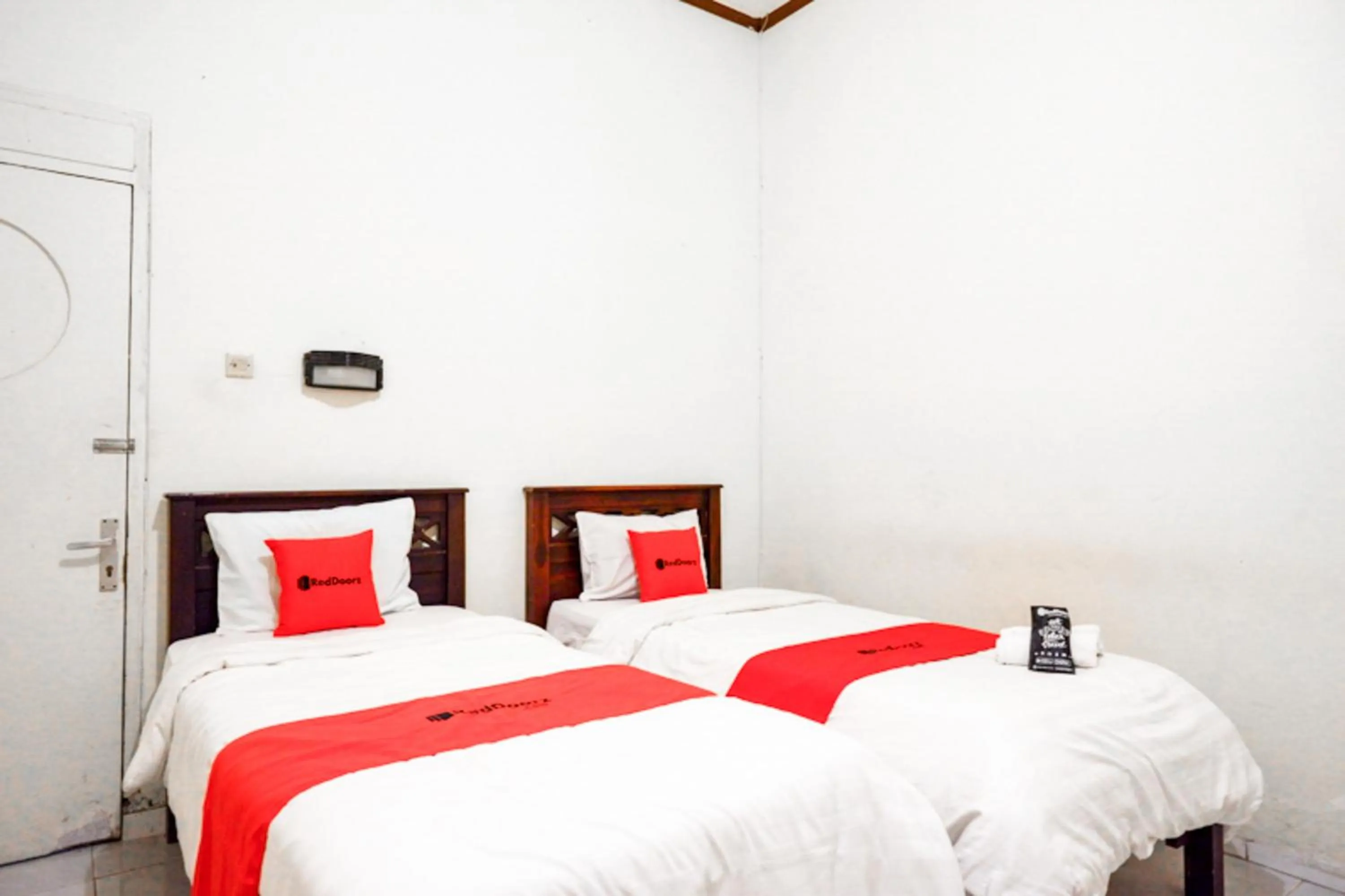 Bedroom, Bed in RedDoorz @ Hotel Citra Indah