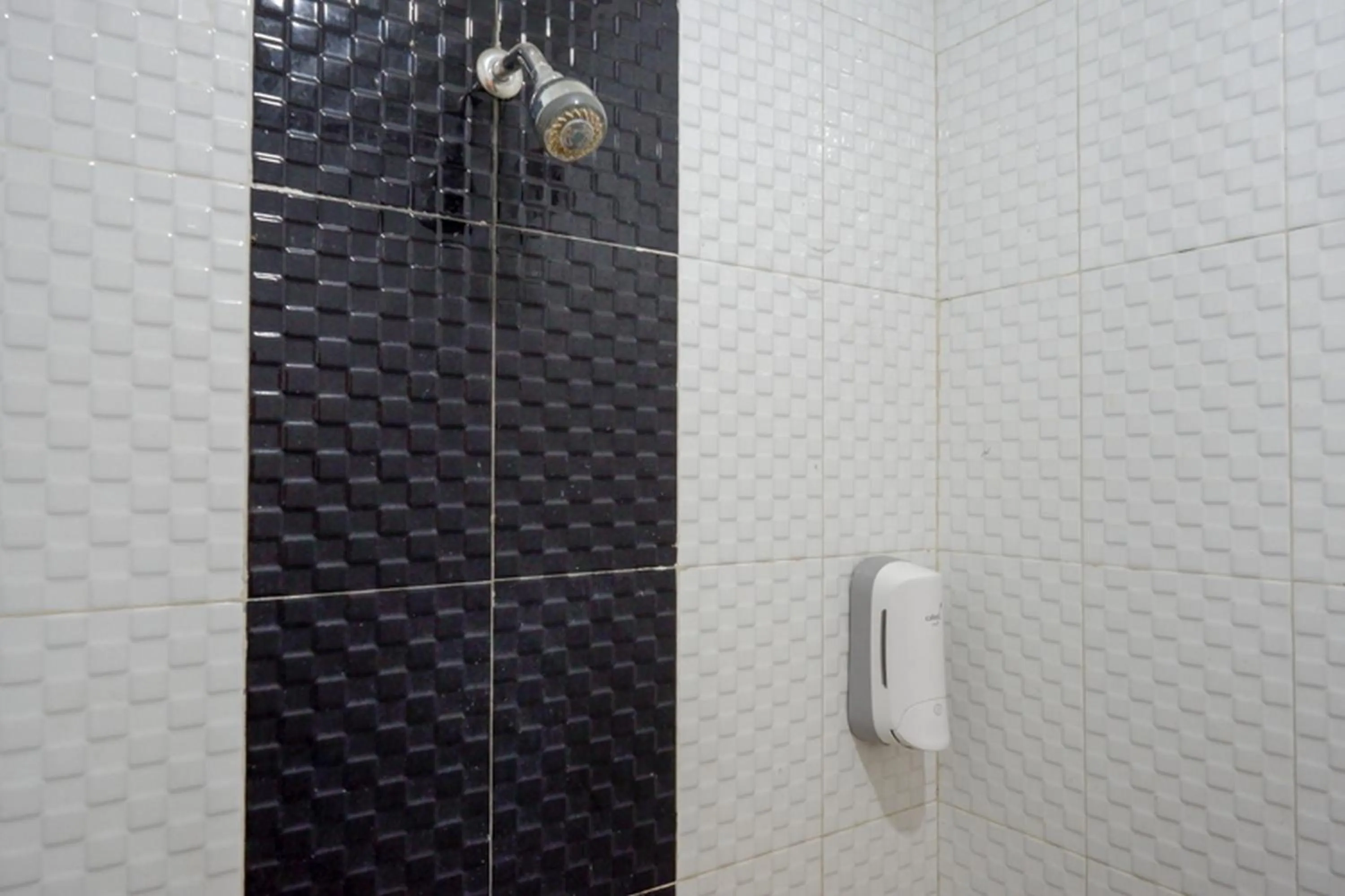 Bathroom in RedDoorz @ Hotel Citra Indah