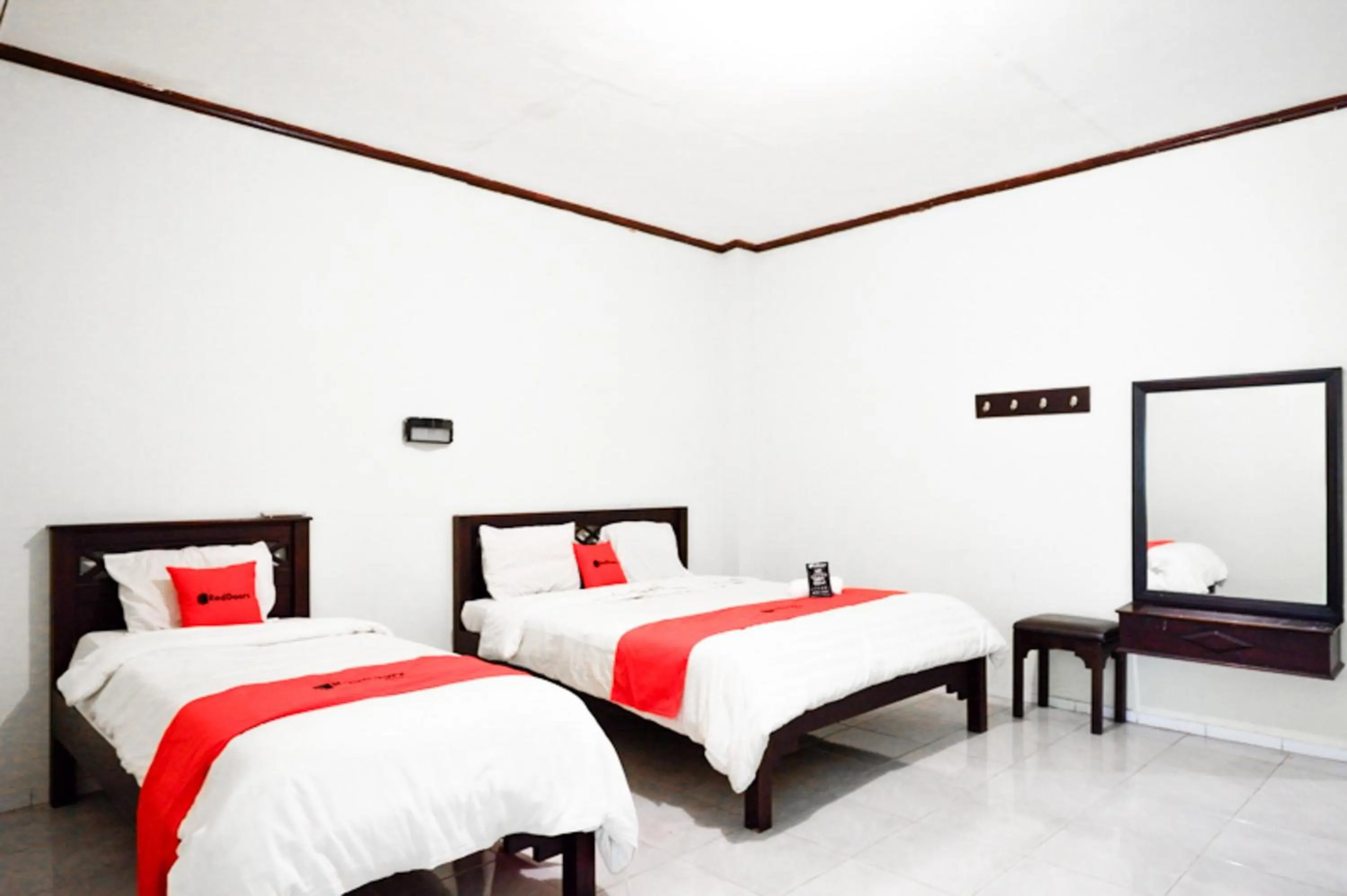 Bedroom, Bed in RedDoorz @ Hotel Citra Indah