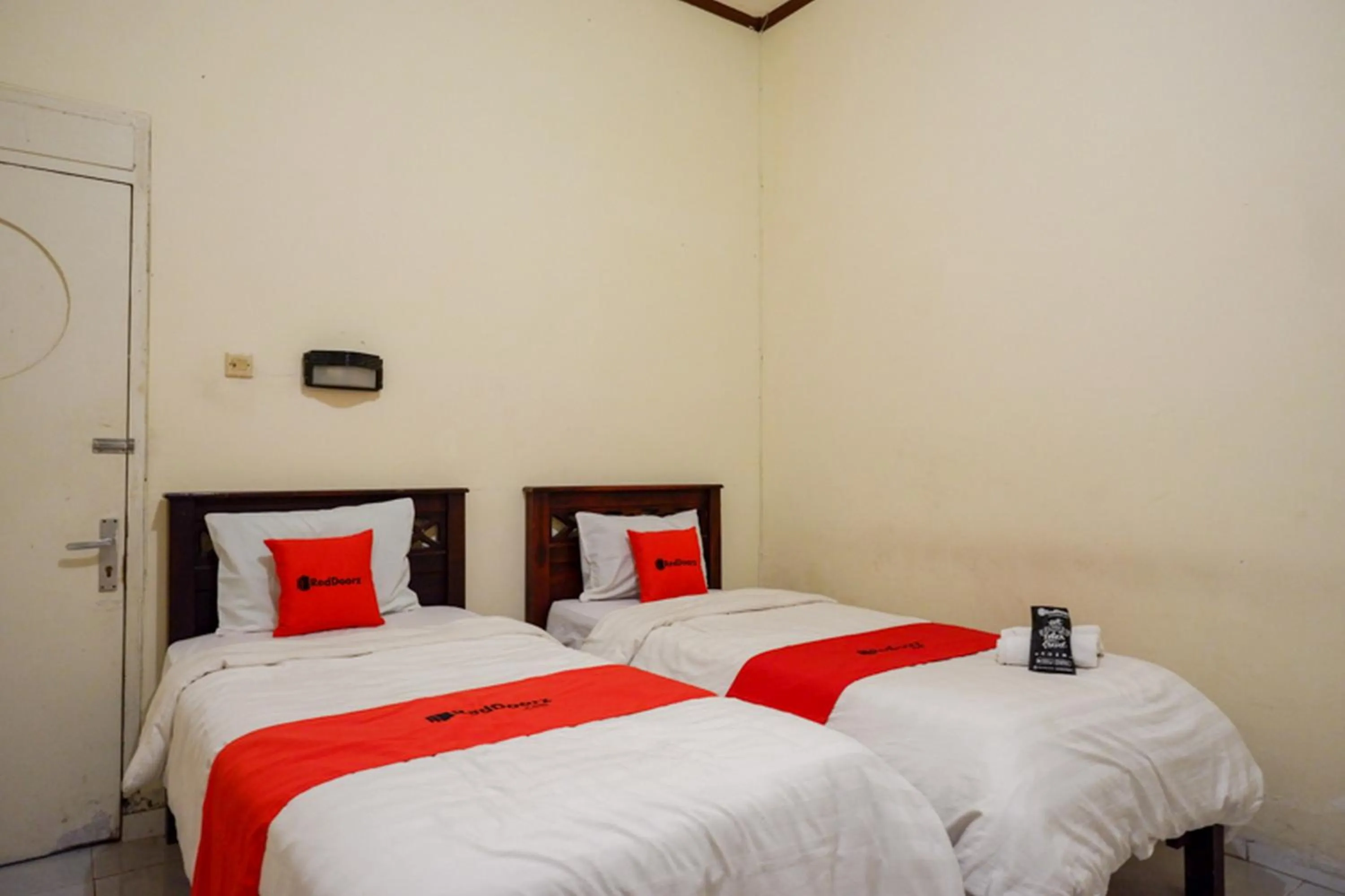 Photo of the whole room, Bed in RedDoorz @ Hotel Citra Indah