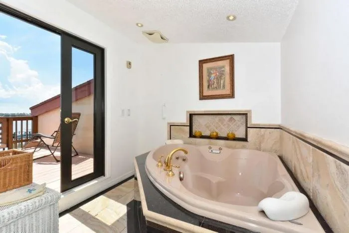 Bath in Bay Winds113 Home