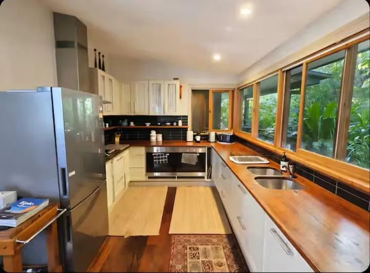 The Black Cockatoo - Secret Garden Treetops Home