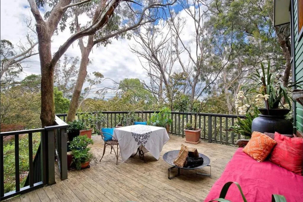 The Black Cockatoo - Secret Garden Treetops Home
