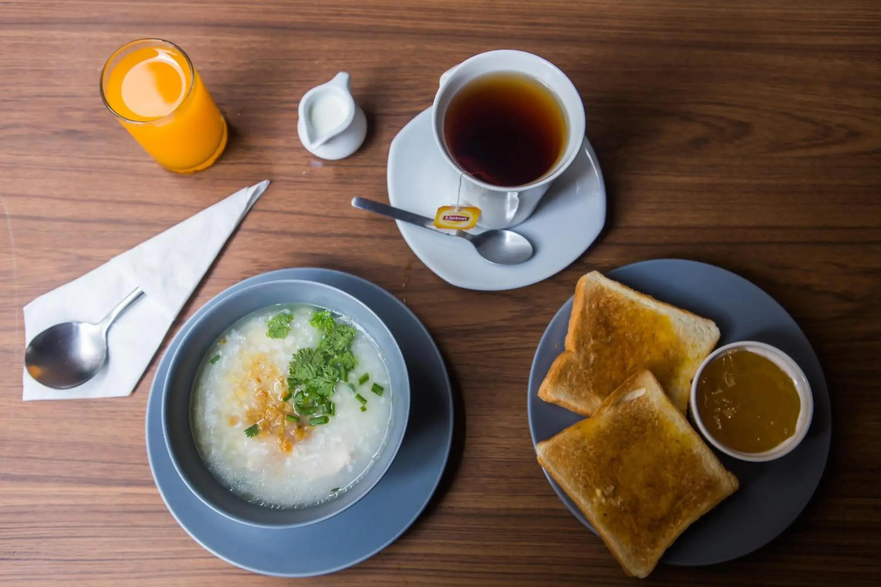 Breakfast in Maxim's Inn Breakfast in Maxim's Inn