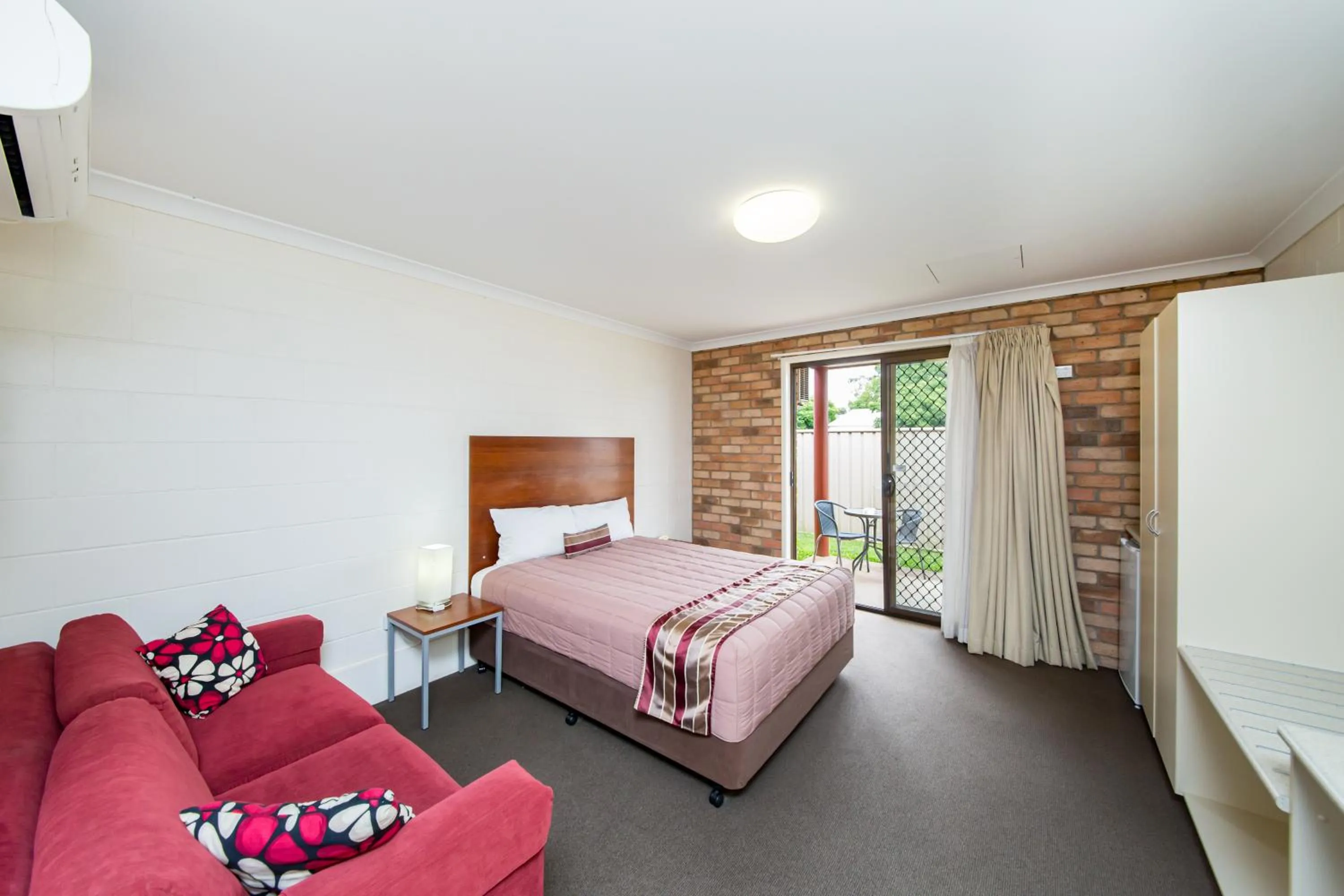 Bed in Burke & Wills Motor Inn