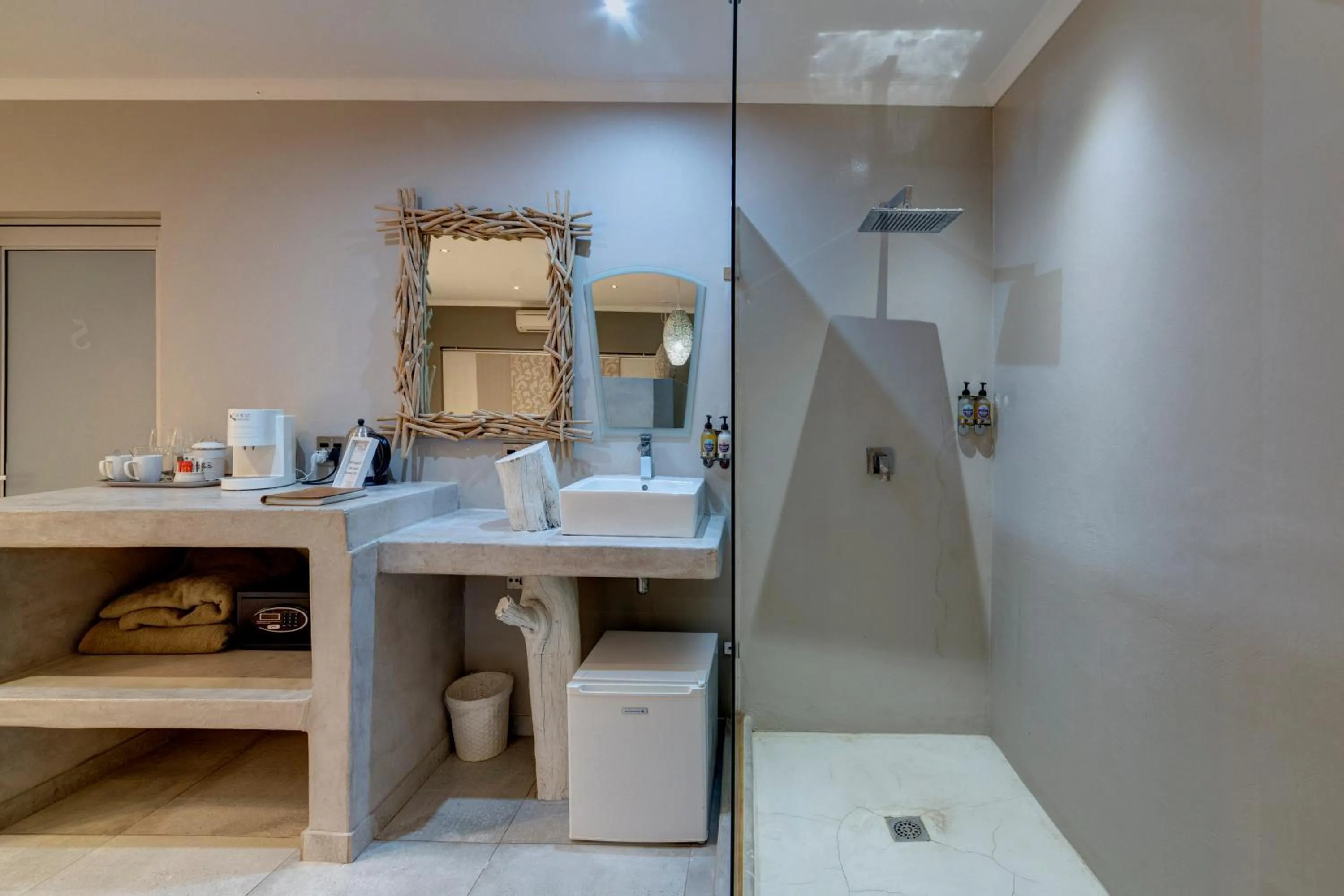 Bathroom in Na’ankusê @ Utopia