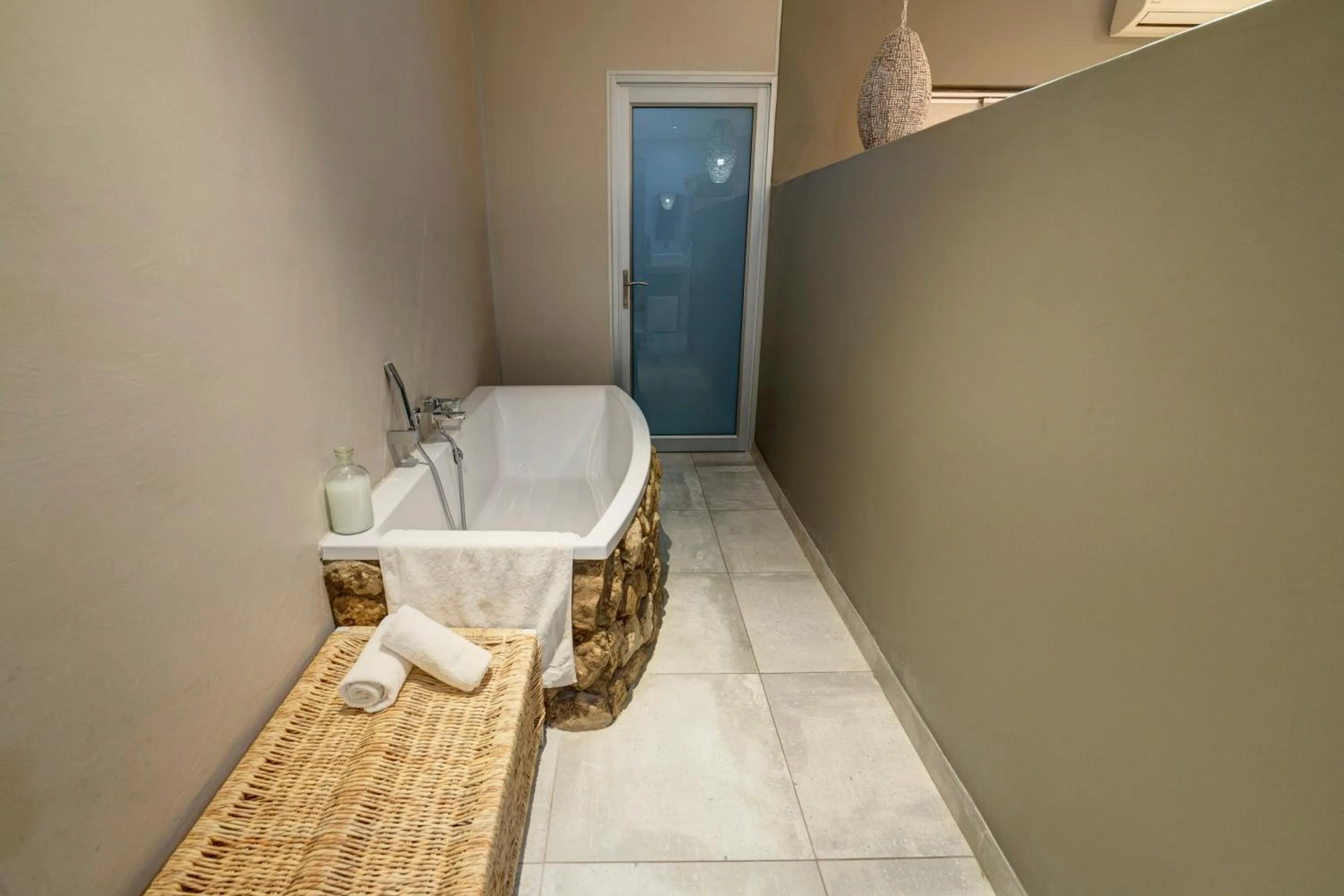 Bathroom in Na’ankusê @ Utopia