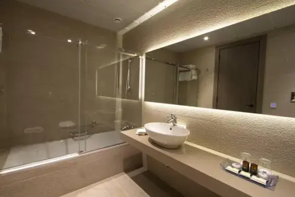 Deluxe Double or Twin Room with Pool View in Promenade Hotel Deluxe Double or Twin Room with Pool View in Promenade Hotel