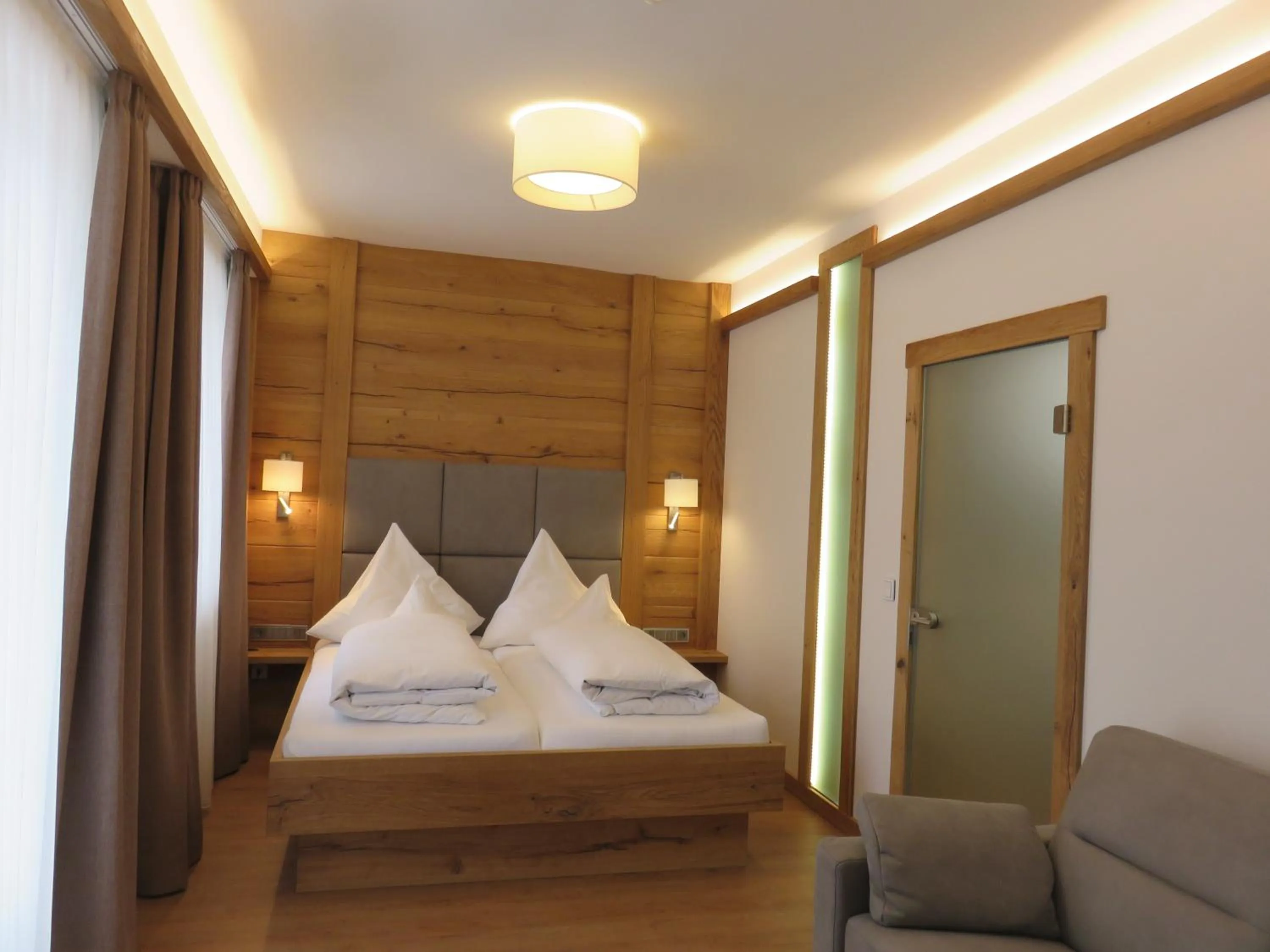 Photo of the whole room, Bed in Kurhotel Roswitha