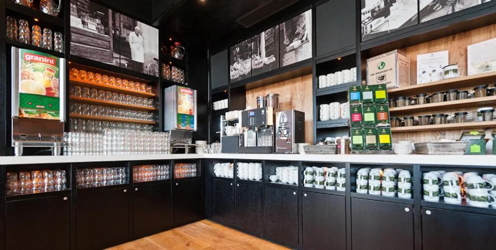 Restaurant/places to eat in Riverside Hotel