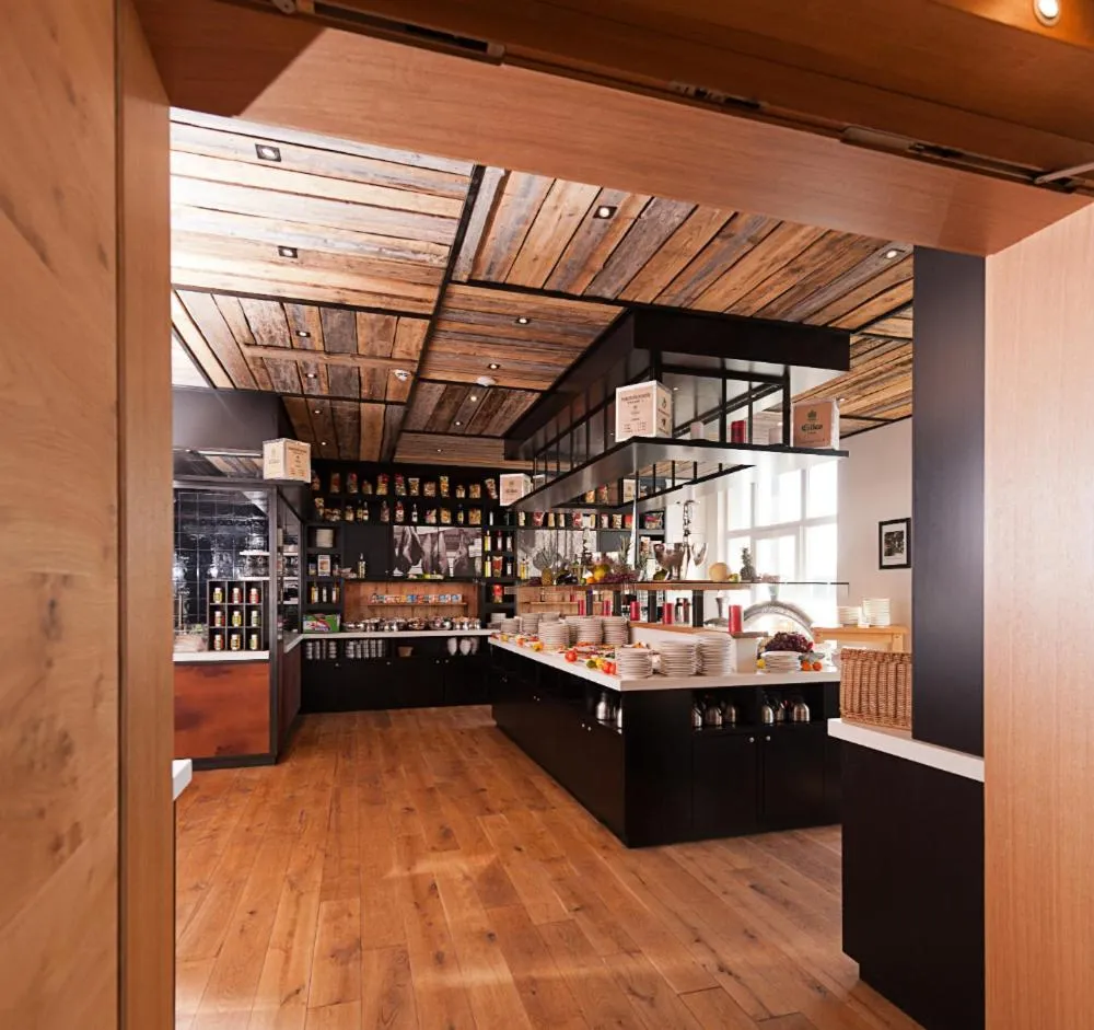 Restaurant/places to eat in Riverside Hotel