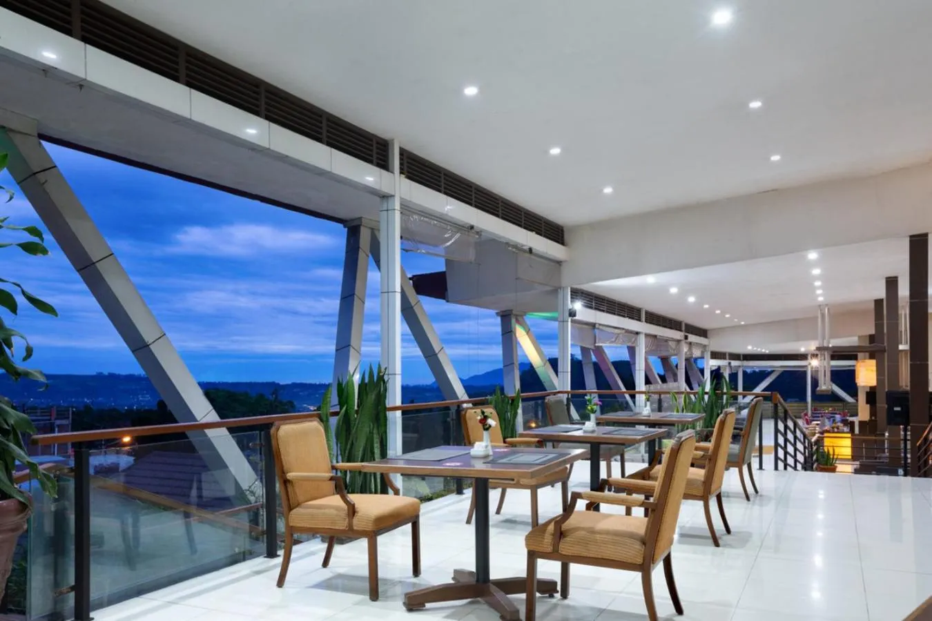 Restaurant/places to eat in Palace Hotel