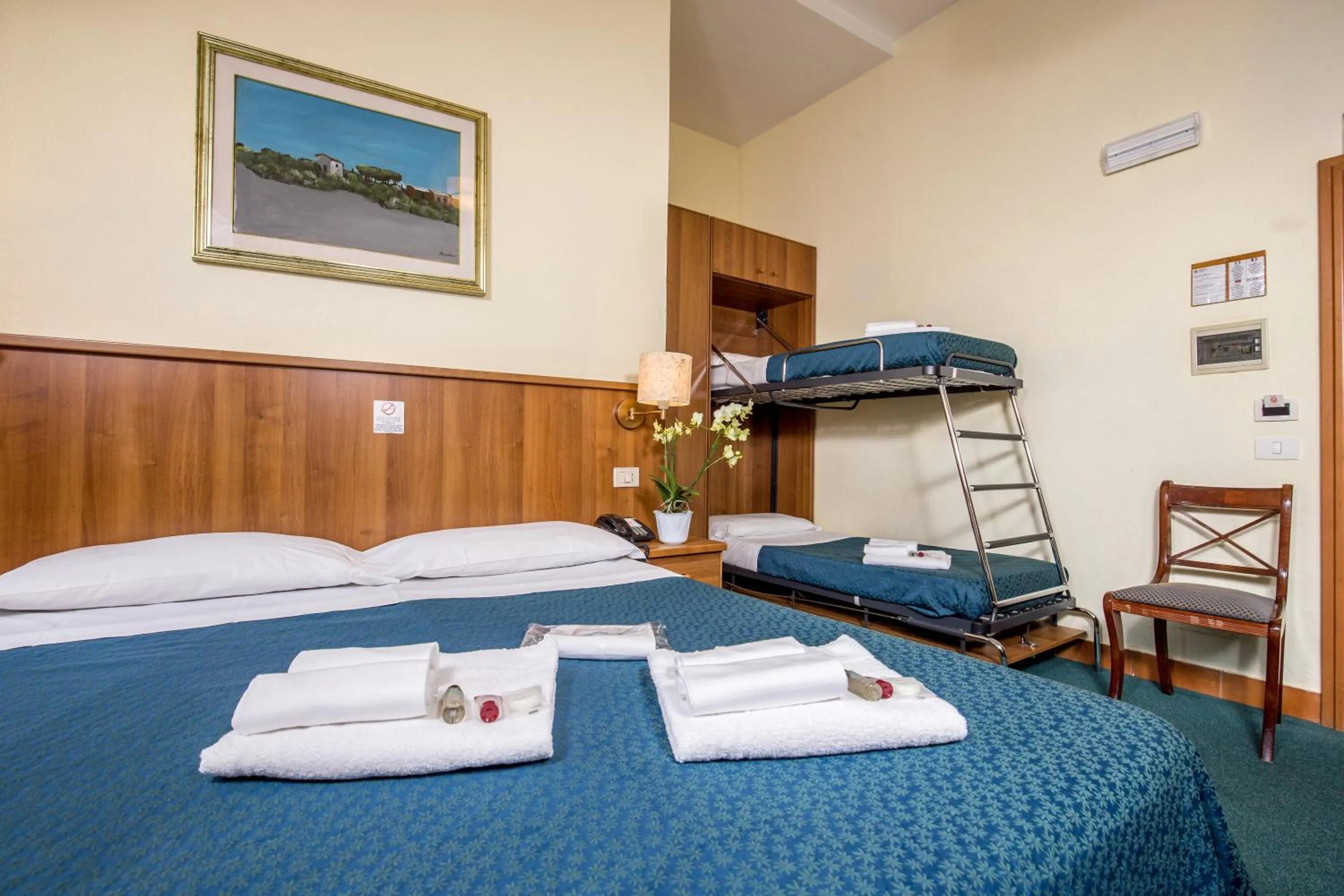 Photo of the whole room, Bed in Hotel Trastevere