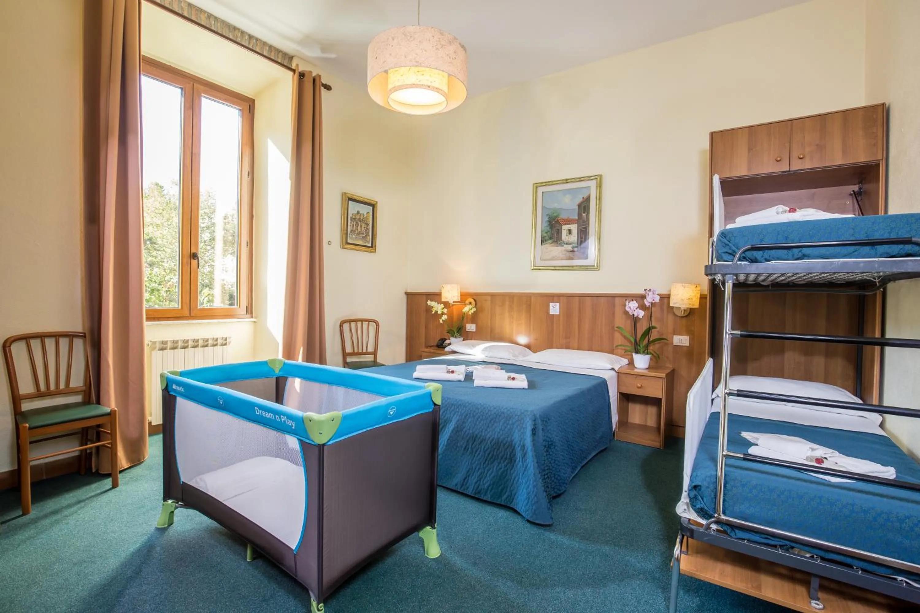 Photo of the whole room, Bed in Hotel Trastevere