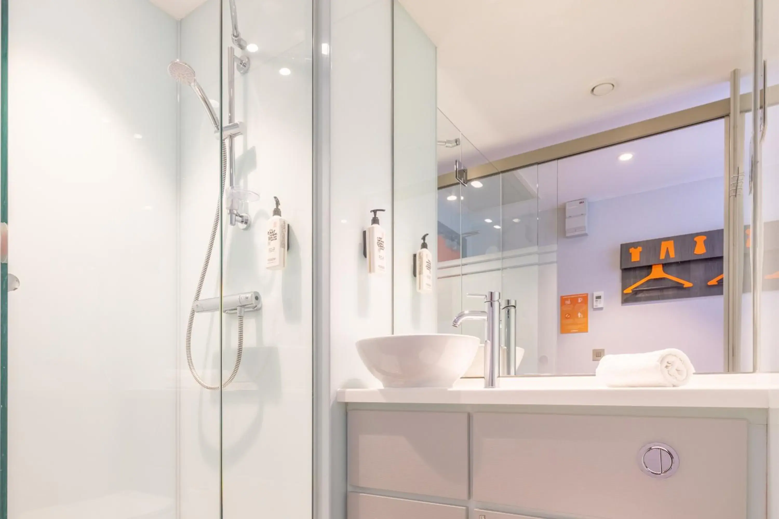 Small Twin Room in easyHotel Belfast Small Twin Room in easyHotel Belfast