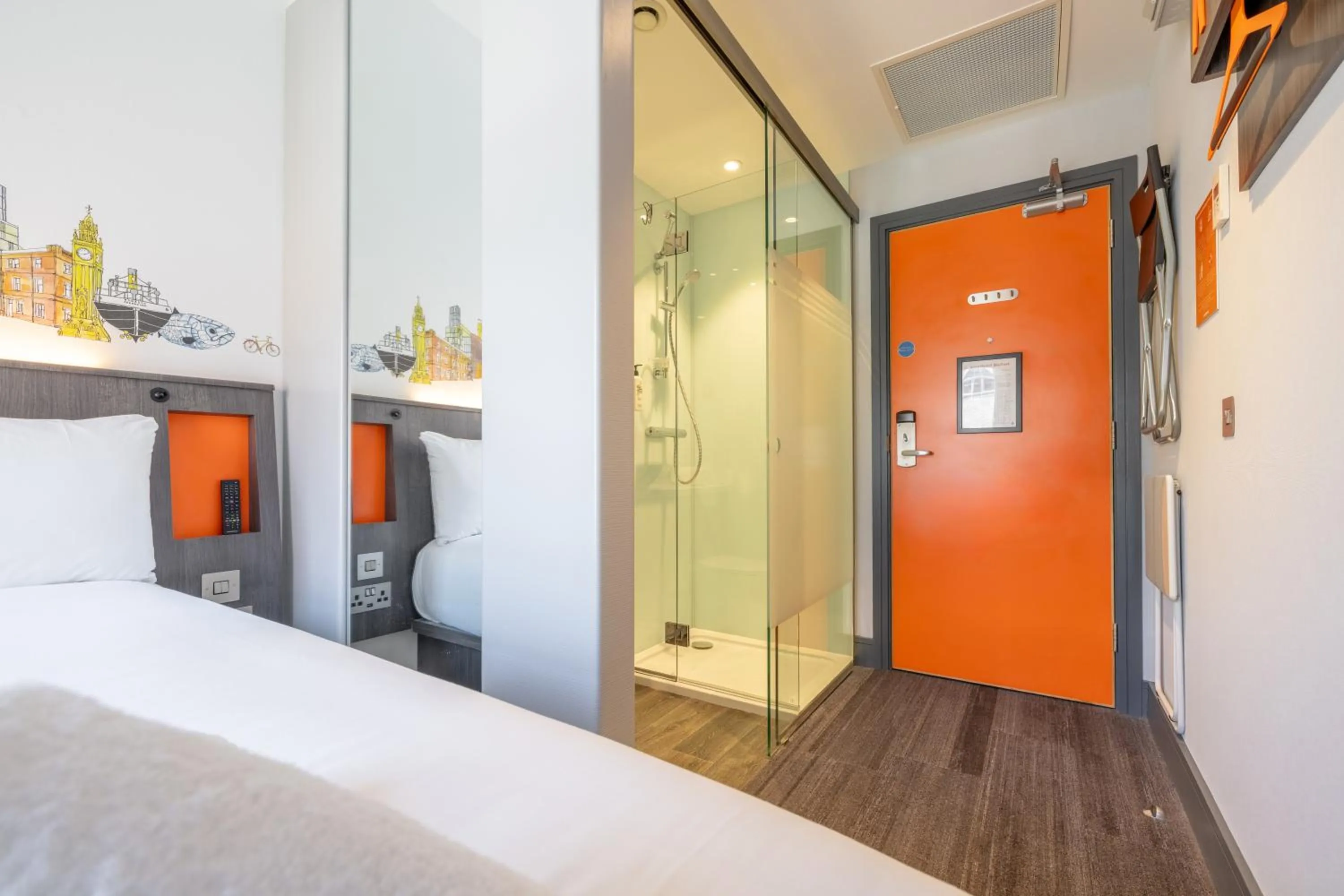 Bedroom, Bed in easyHotel Belfast