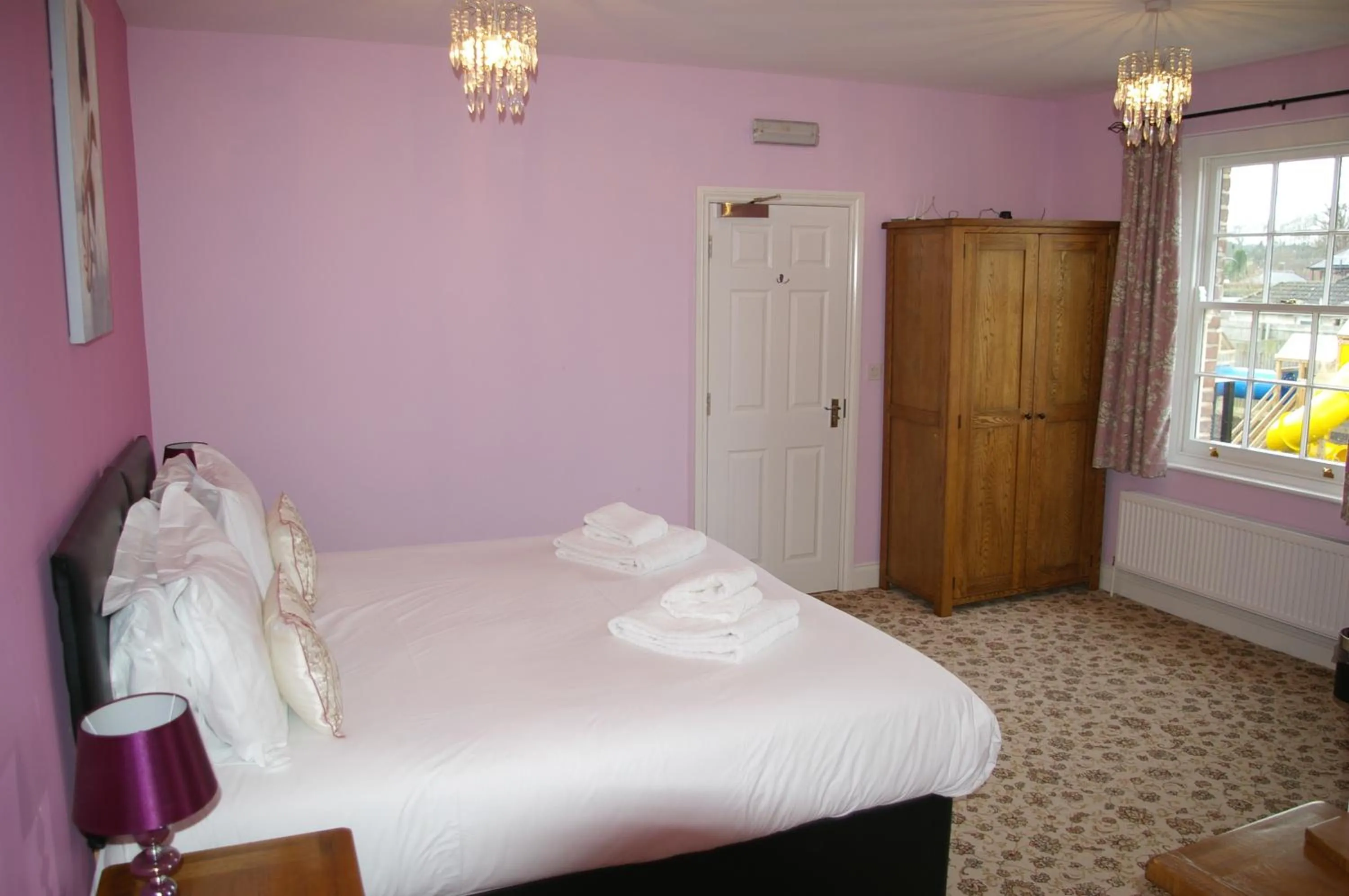 Bedroom, Bed in The Black Dog Inn