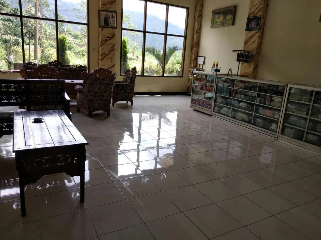 Communal lounge/ TV room in Hotel Nadia Bromo