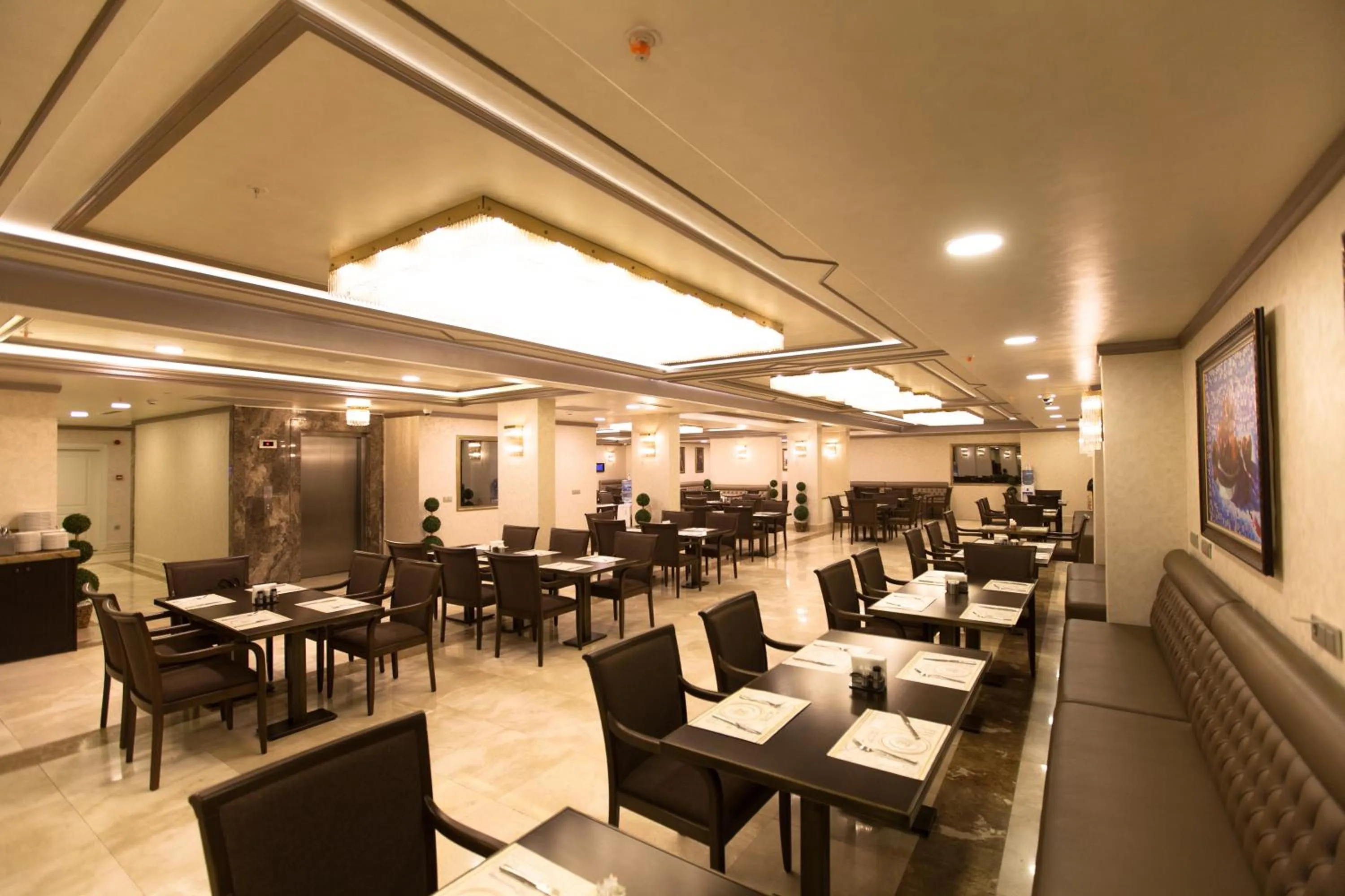Restaurant/places to eat in Miss Istanbul Hotel