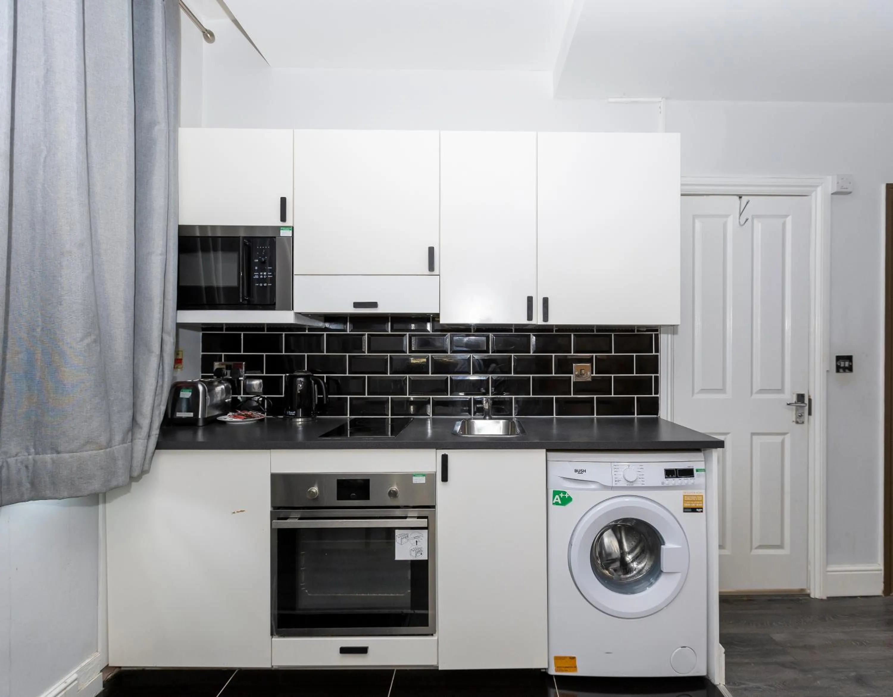 Kitchen or kitchenette in W6 Hotel