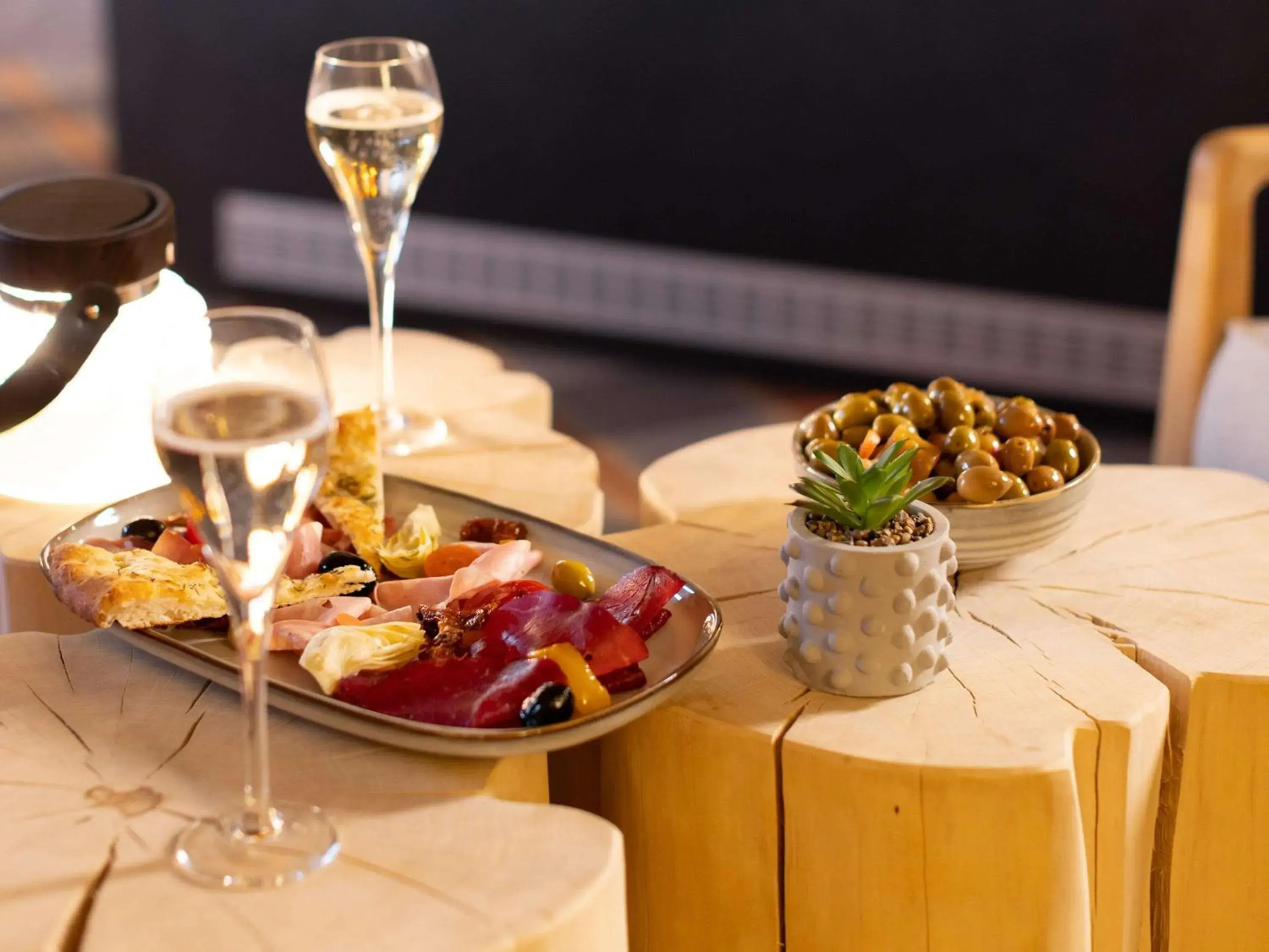 Lounge or bar in ibis Styles Les Houches Chamonix Lounge or bar in ibis Styles Les Houches Chamonix