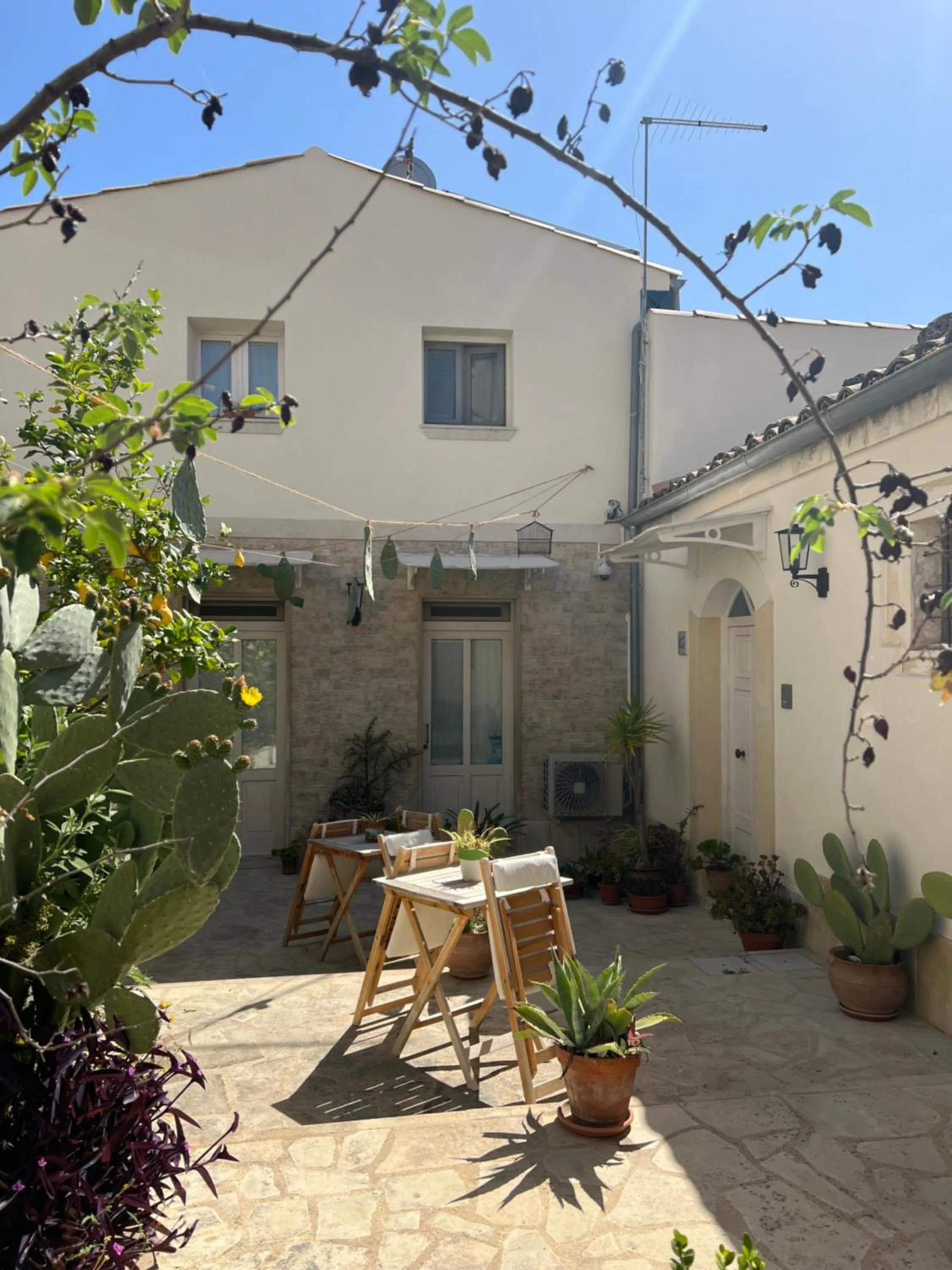 Inner courtyard view in Chicchi Di Melograno