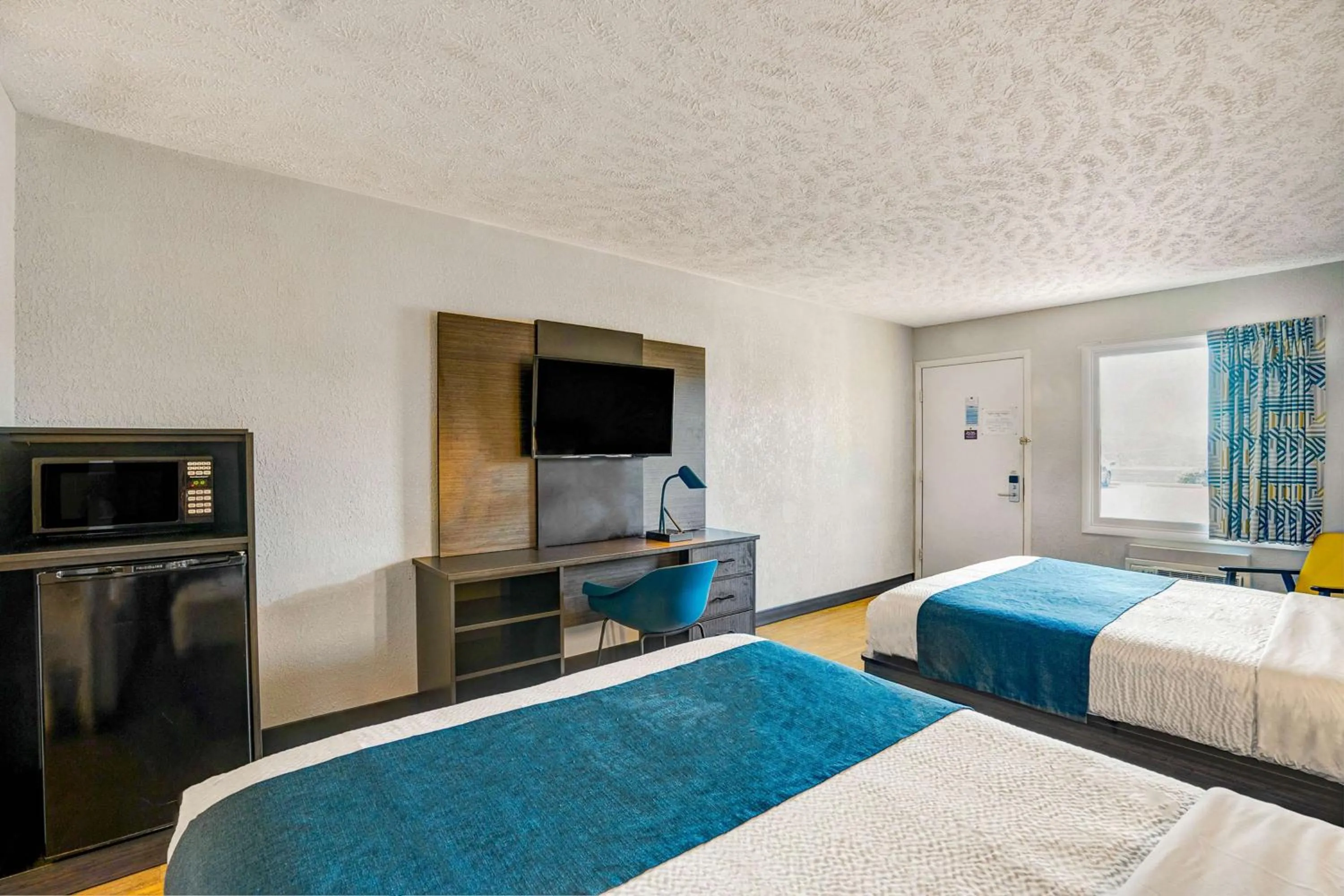 Photo of the whole room in Motel 6-Hillsville, VA