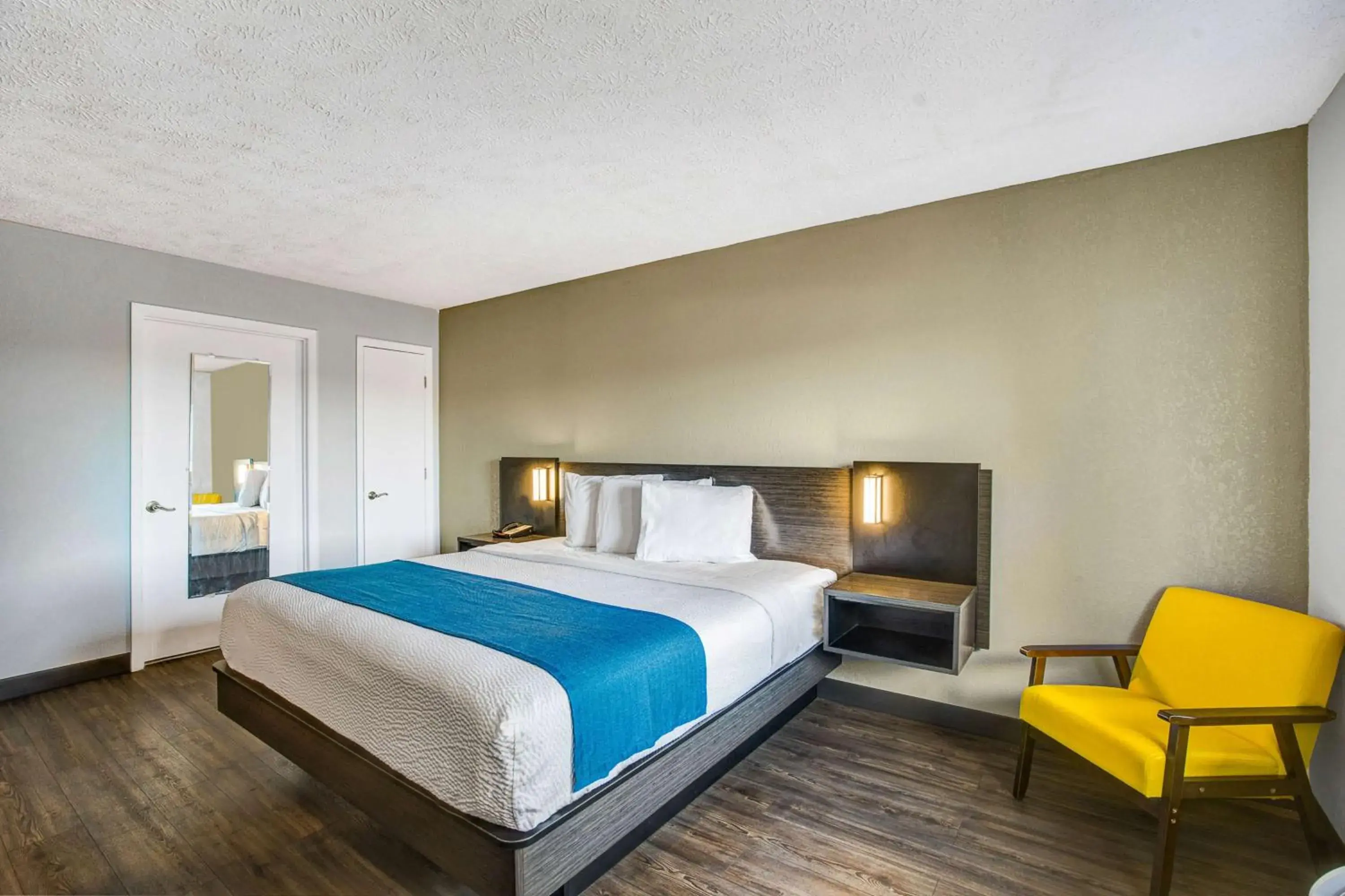 Triple Room - Disability Access - Nonsmoking in Motel 6-Hillsville, VA Triple Room - Disability Access - Nonsmoking in Motel 6-Hillsville, VA